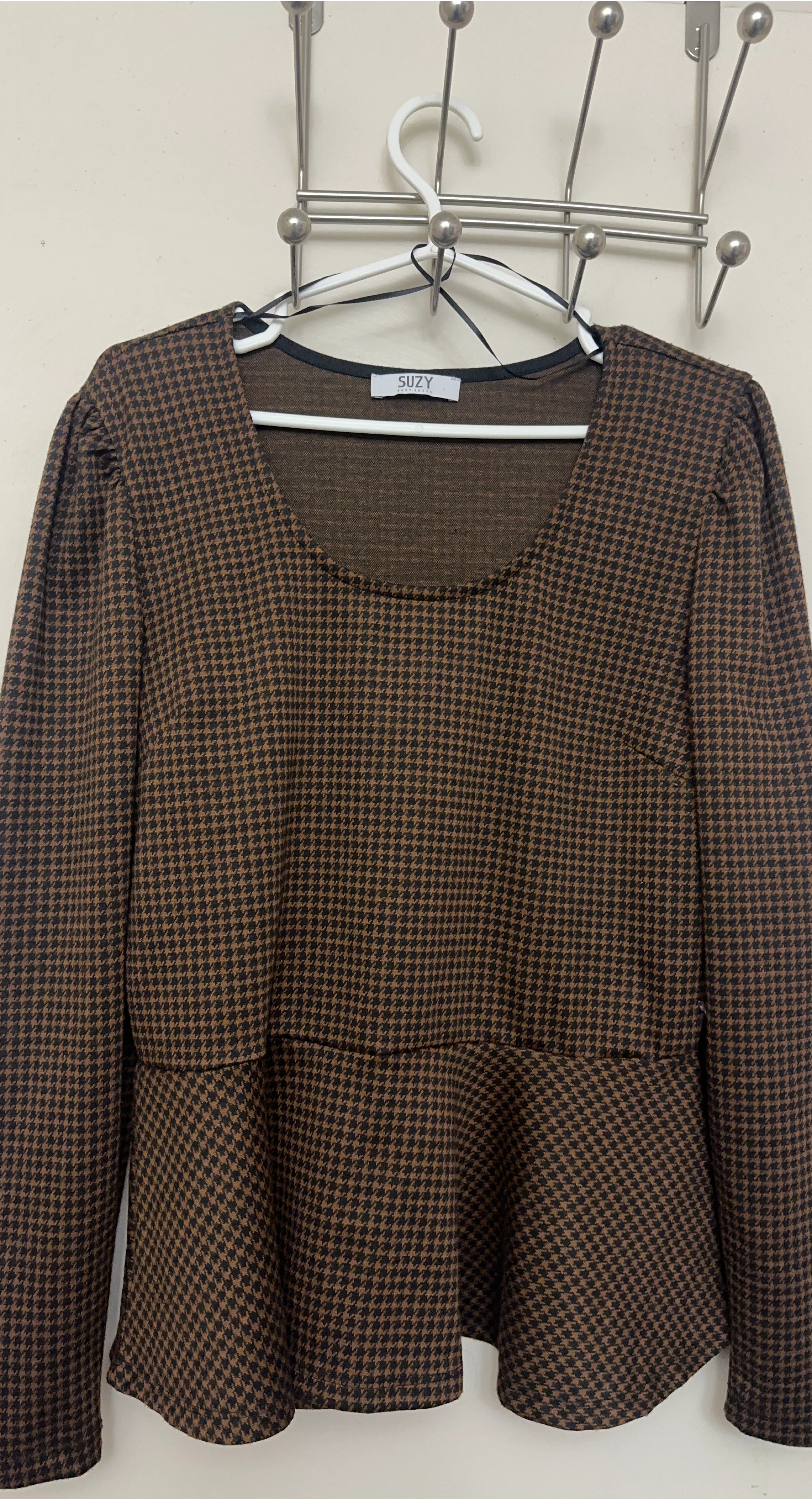 Suzy Shier Brown Houndstooth Peplum Top 🧡