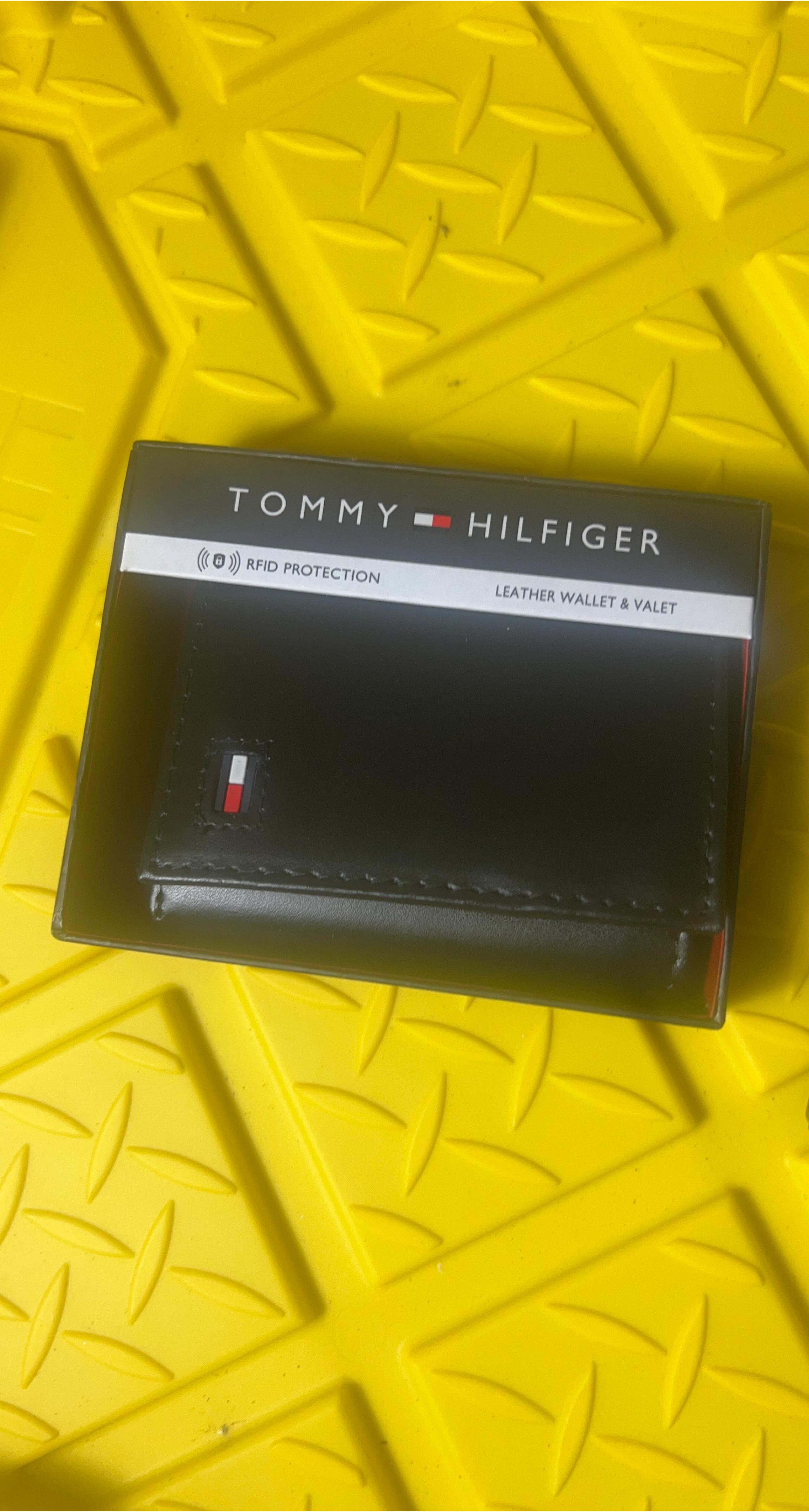 Tommy Hilfiger Leather Wallet & Valet - New in Box! thumbnail