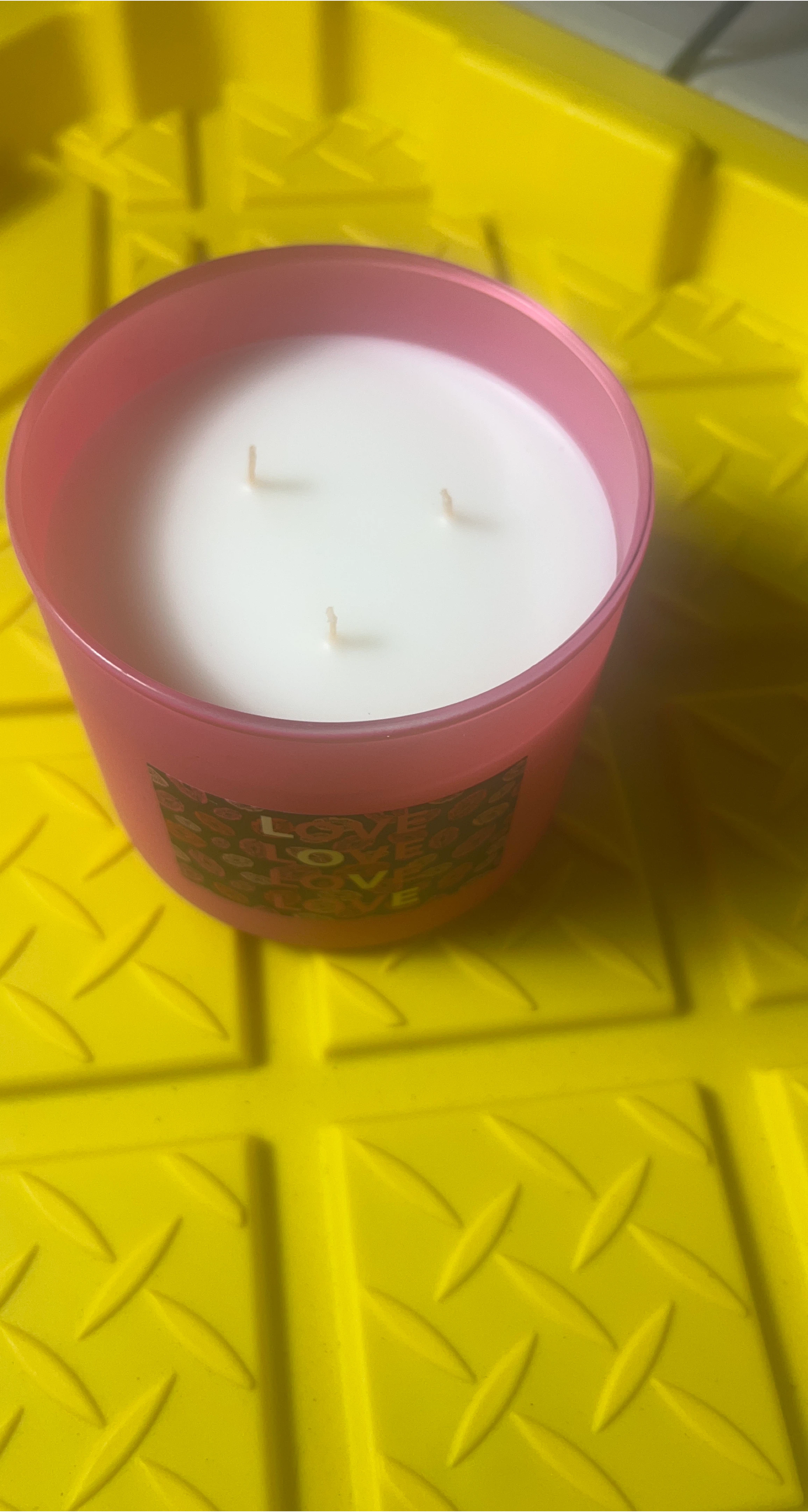 Rose Petals 14oz Candle thumbnail