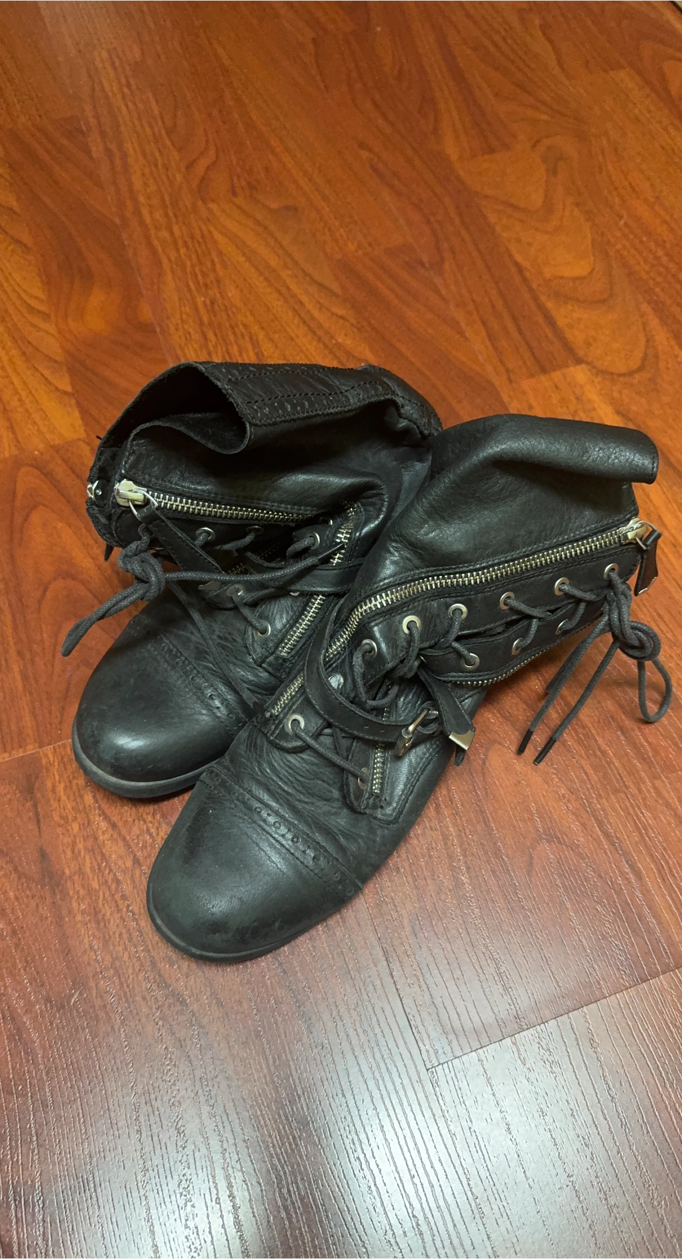 Aldo Black Leather Boots with Zipper Detail 🧡