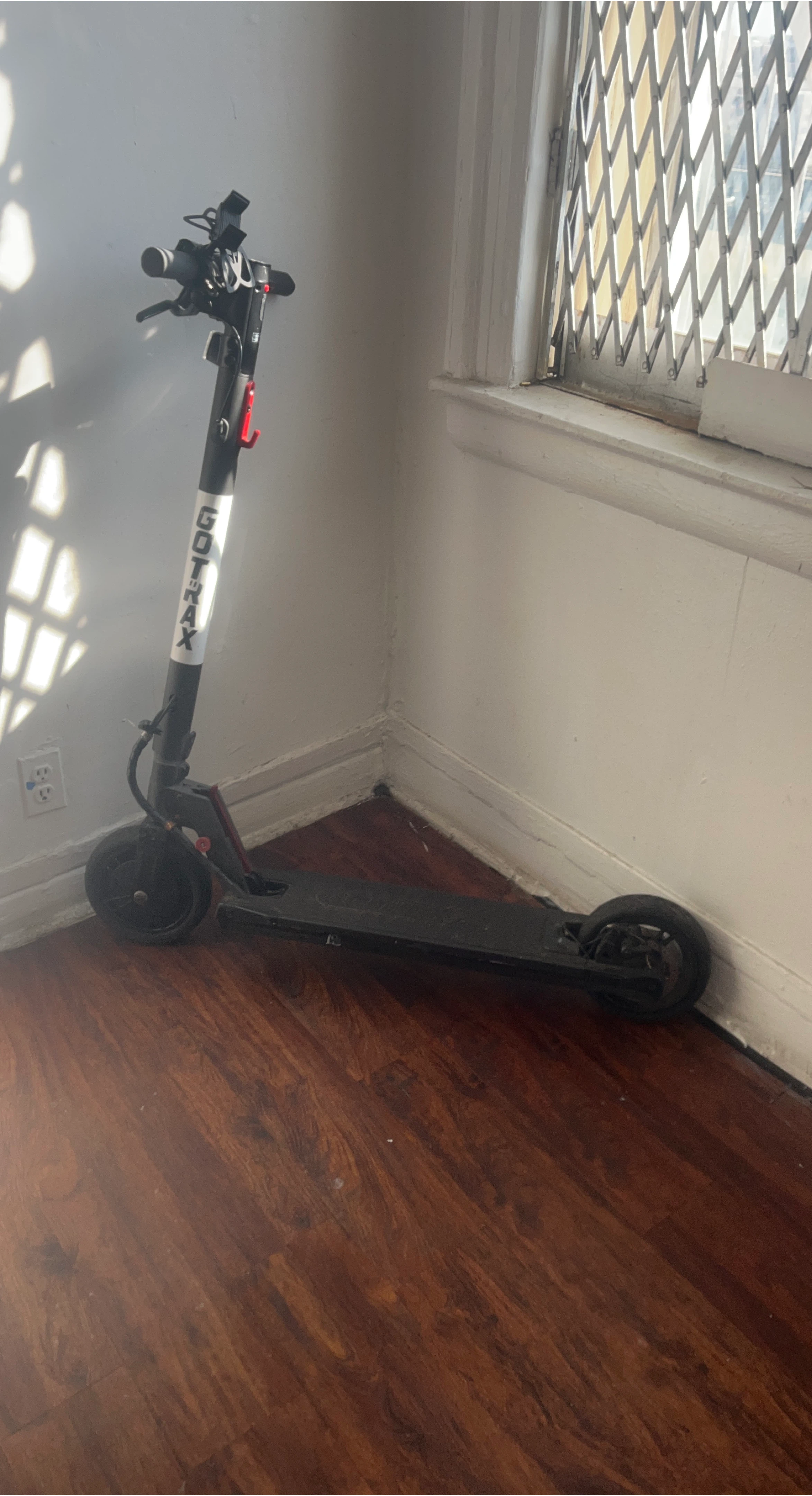 GOTRAX Electric Scooter/ For parts Only thumbnail