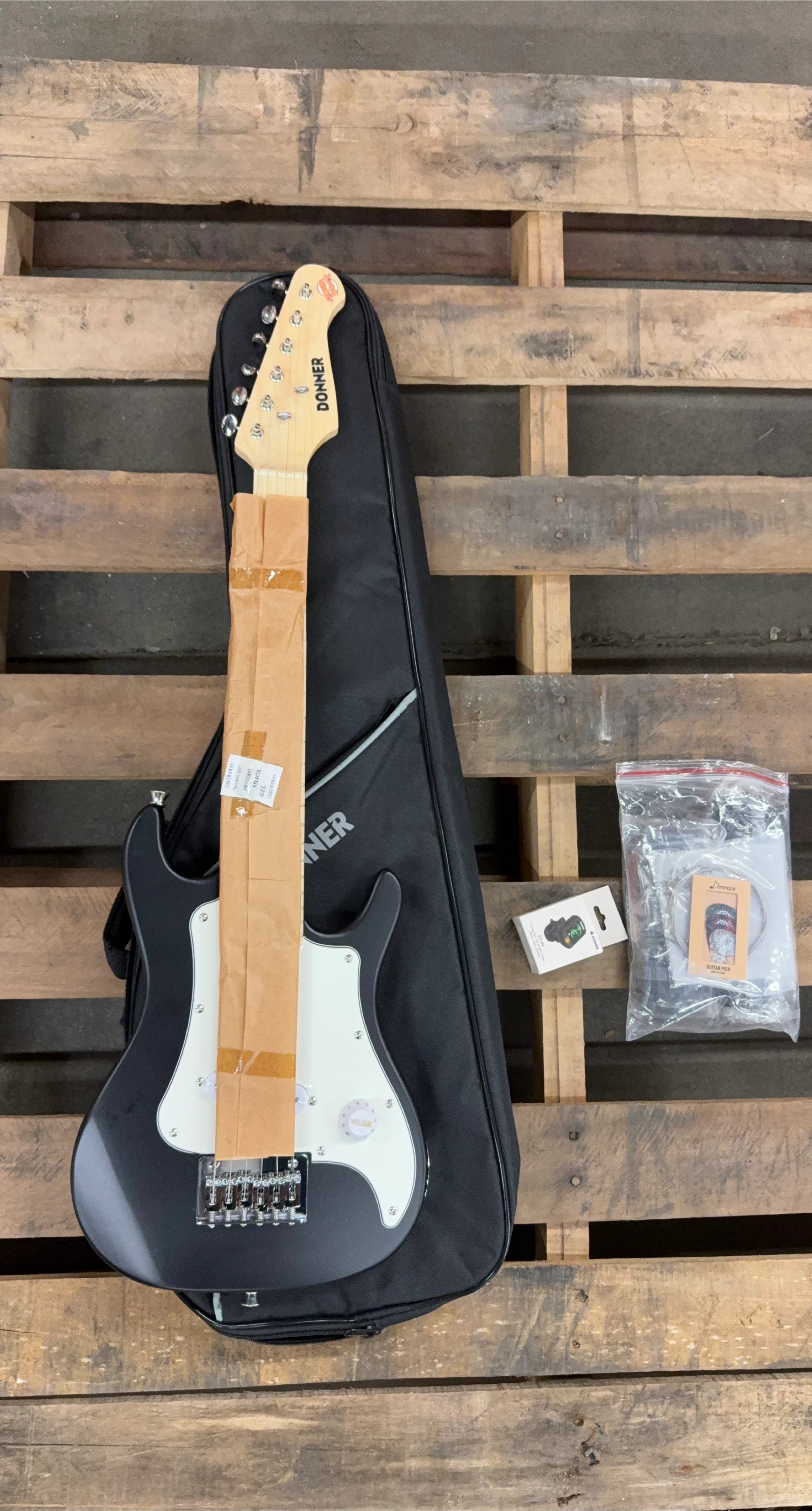 Donner Electric Guitar with Gig Bag - Black thumbnail