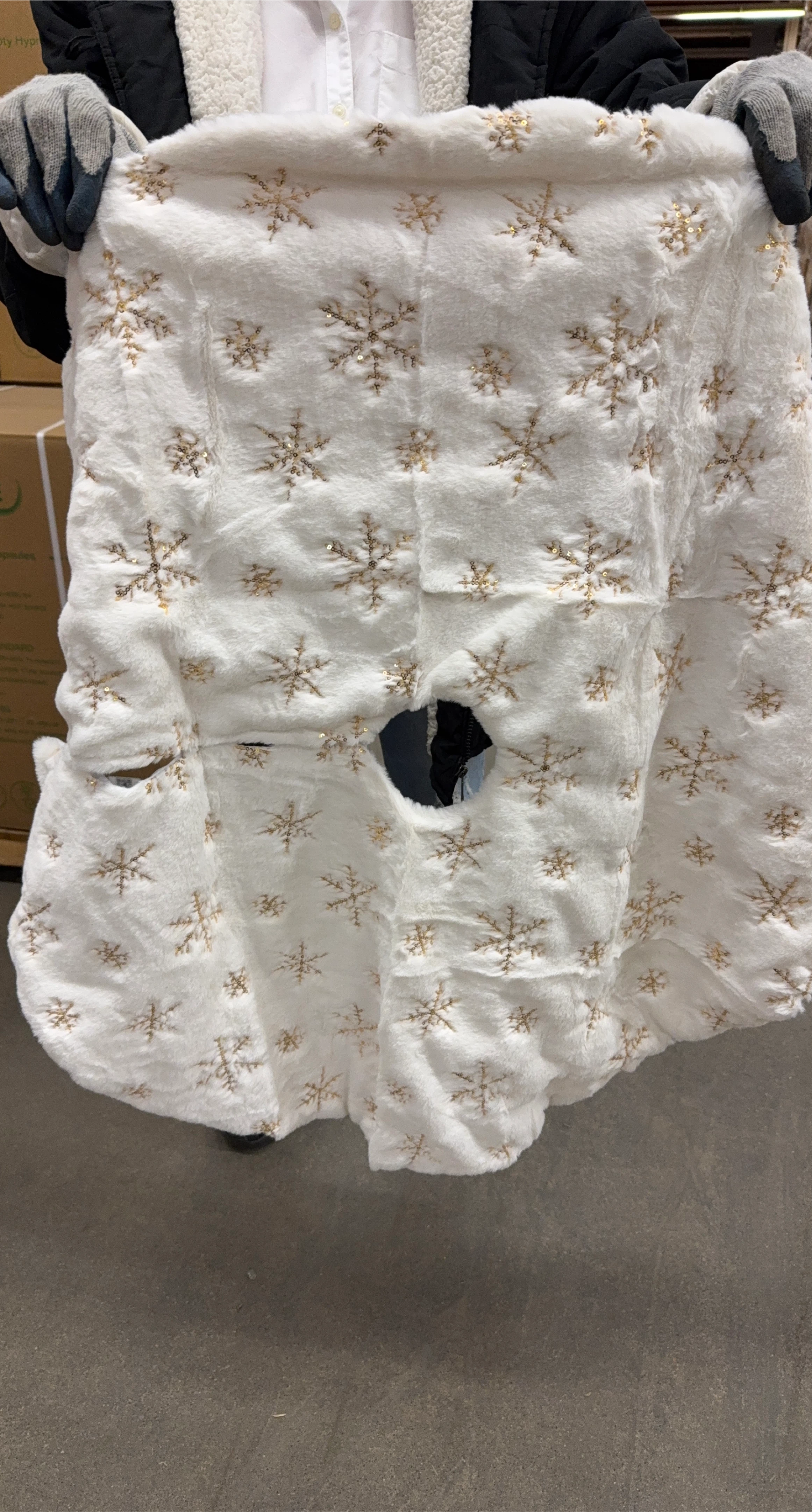 White & Gold Snowflake Christmas Tree Skirt thumbnail