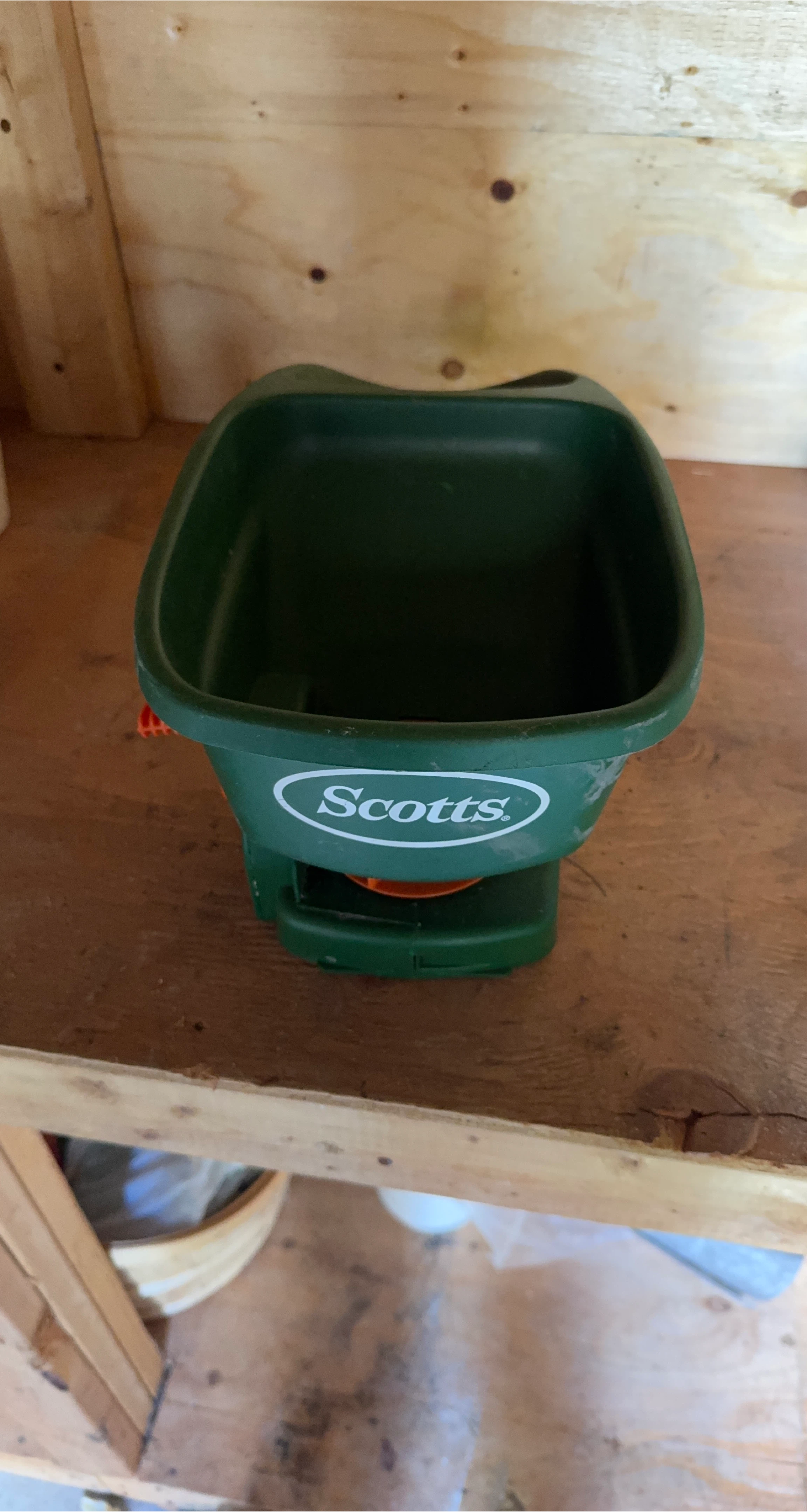 Scotts Turf Builder EdgeGuard Mini Broadcast Spreader thumbnail