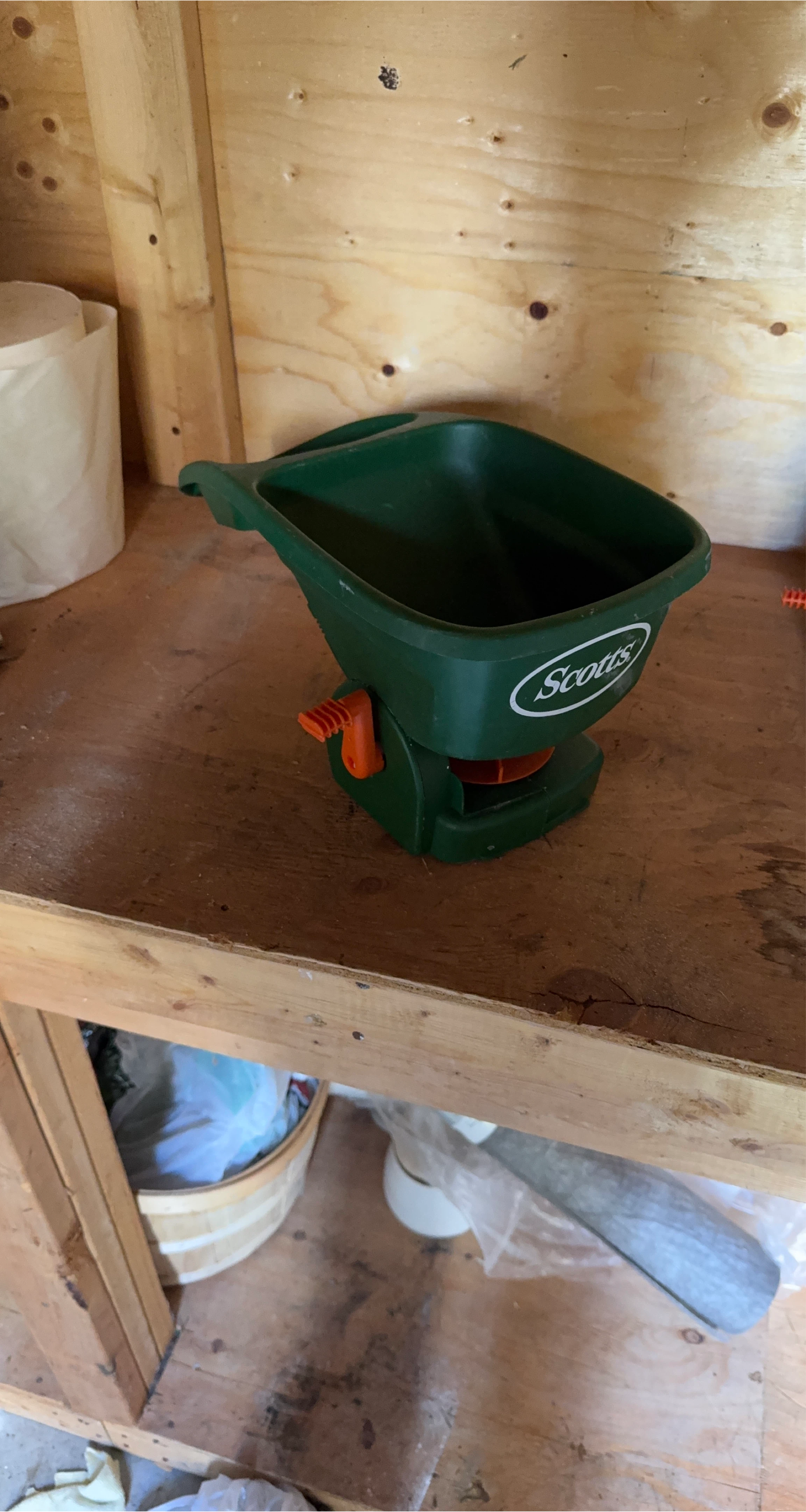 Scotts Turf Builder Edgeguard Mini Broadcast Spreader thumbnail