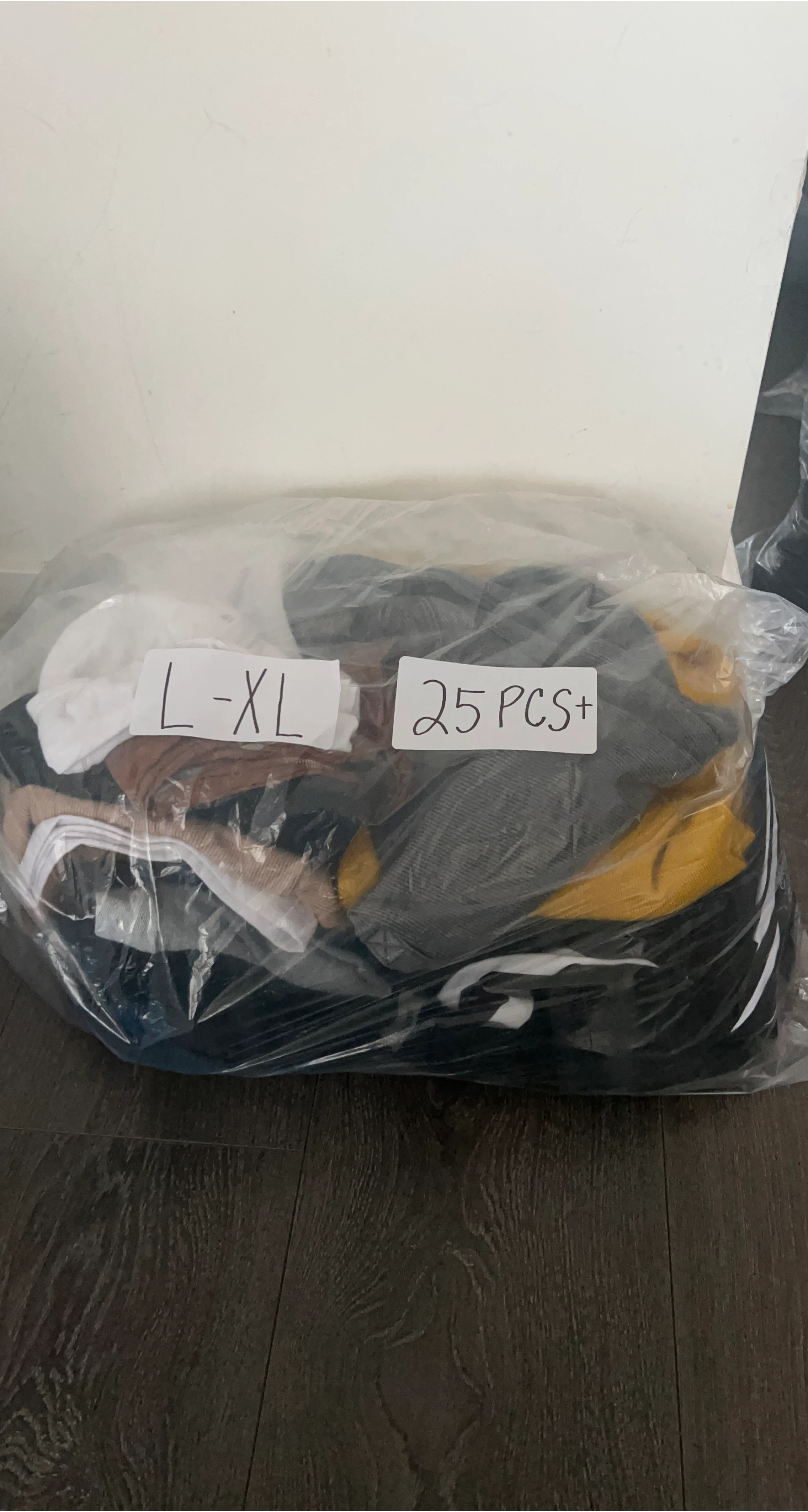 Bag of Clothes - Size L-XL - 25+ Pieces thumbnail
