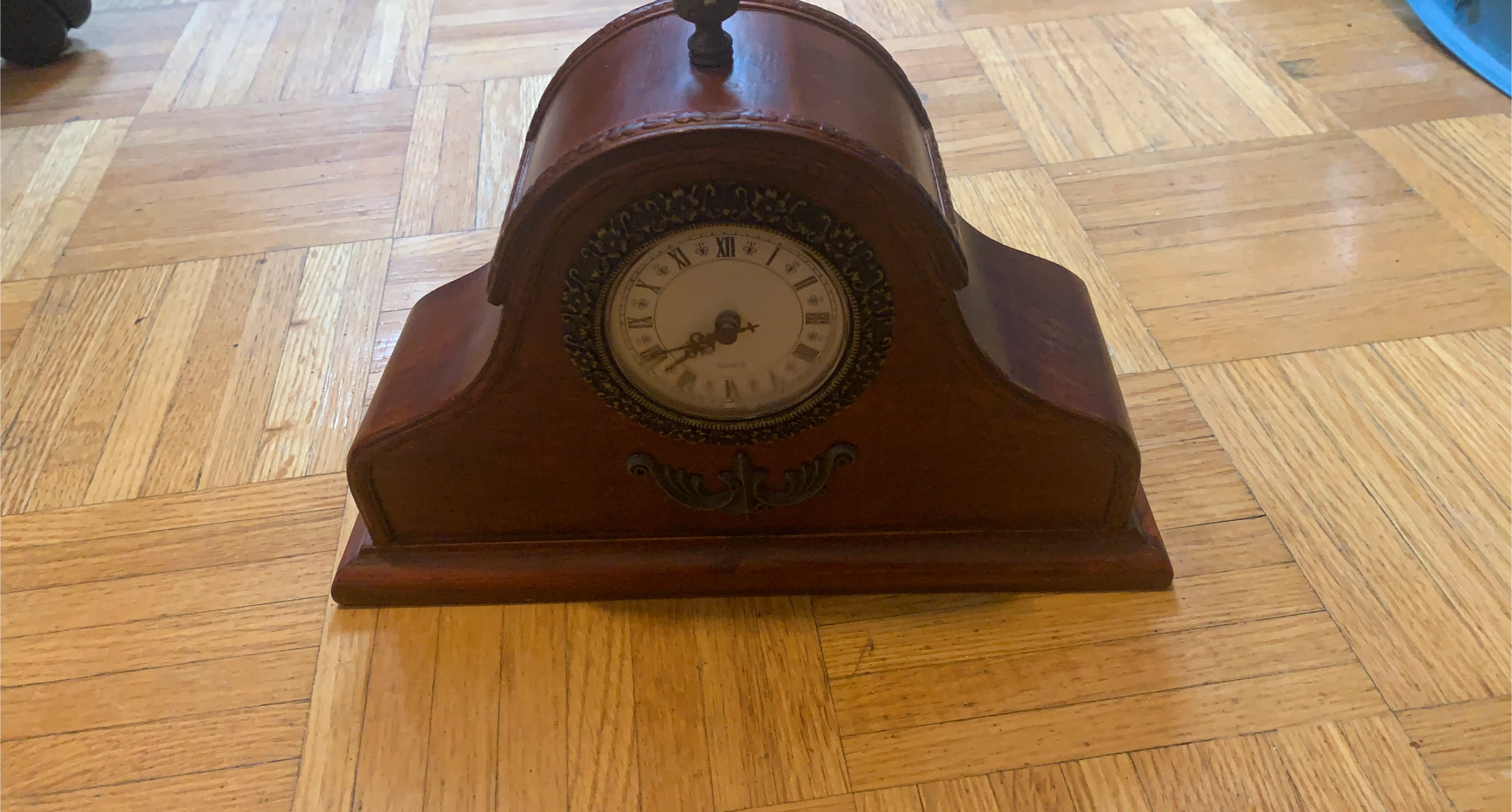 Vintage Quartz Mantel Clock thumbnail