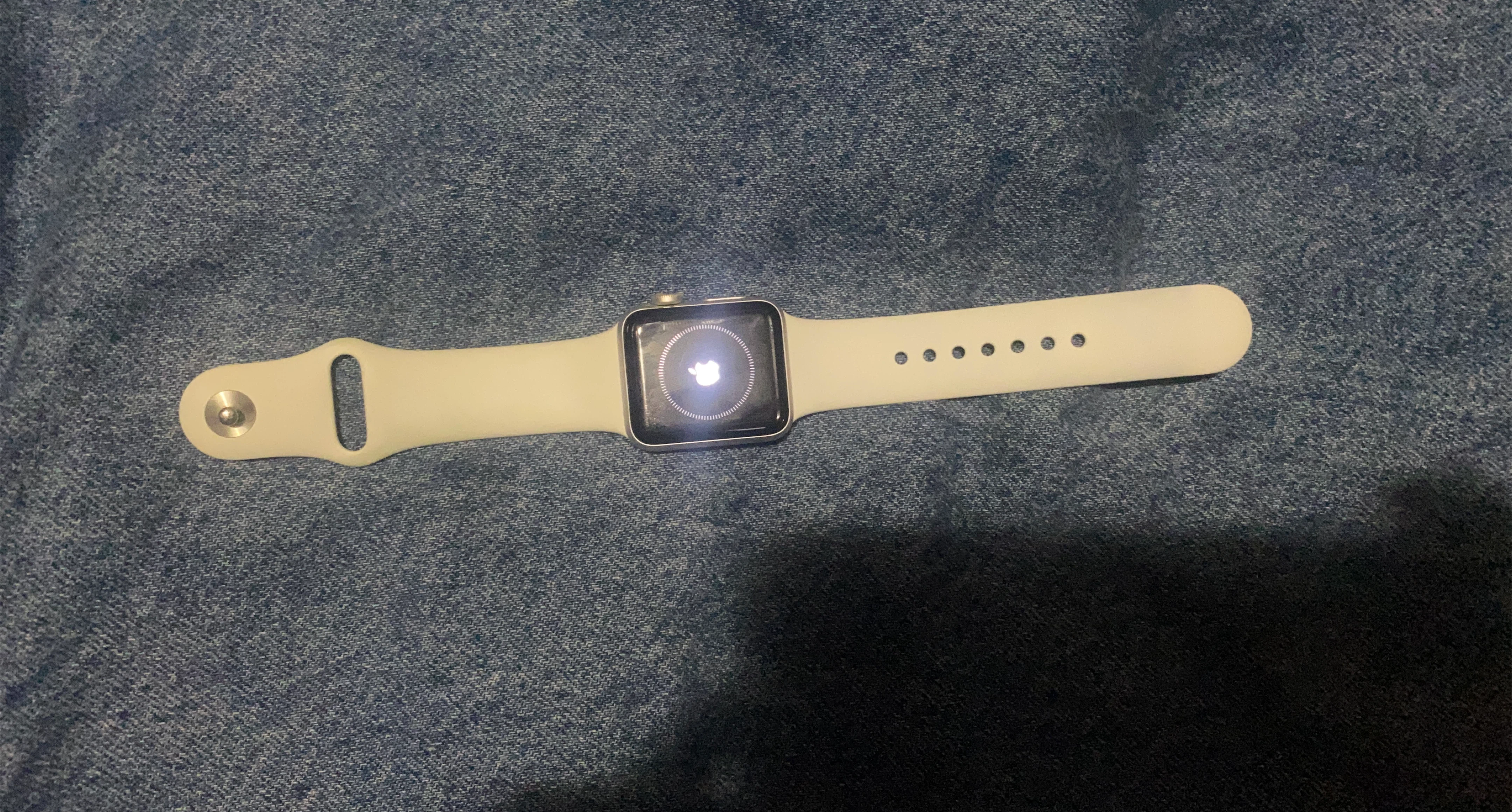 Day 4- Apple Watch Series 3 - White Band 🥕 thumbnail