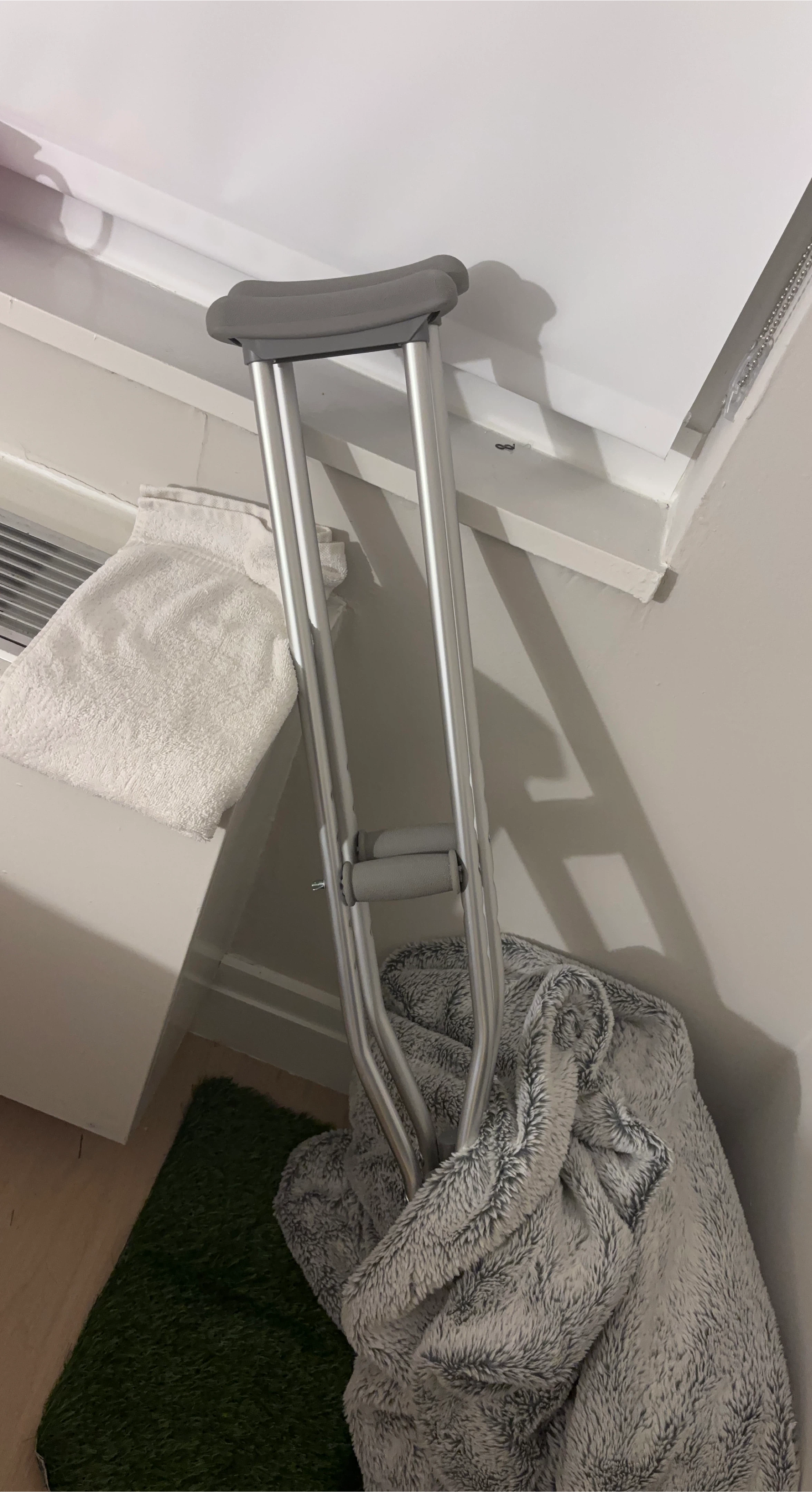 Adjustable Aluminum Crutches thumbnail