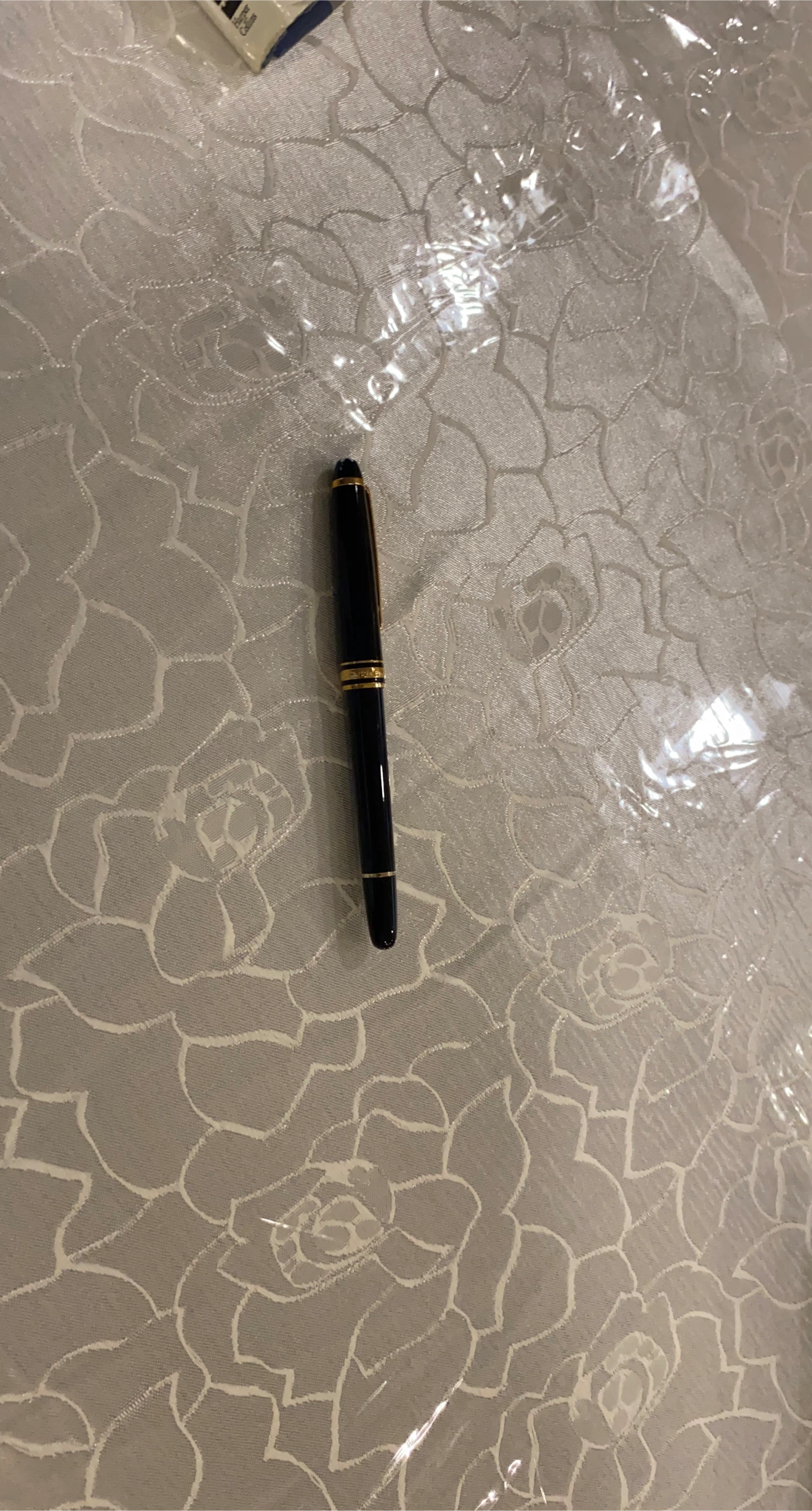 Montblanc Meisterstück Classique Gold Trim rollerball Pen image indicator(2)