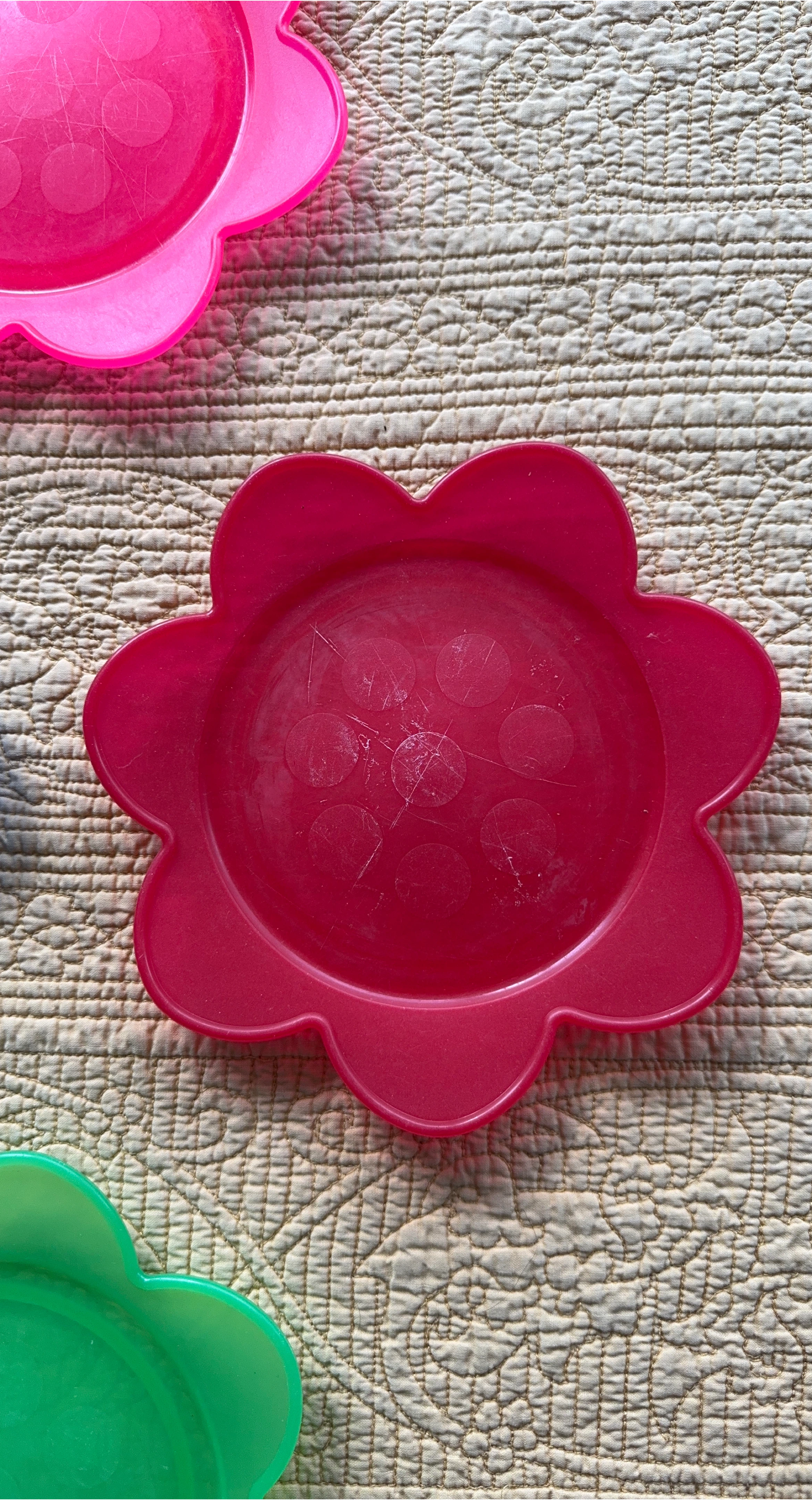 Flower Shaped Plastic Plates thumbnail