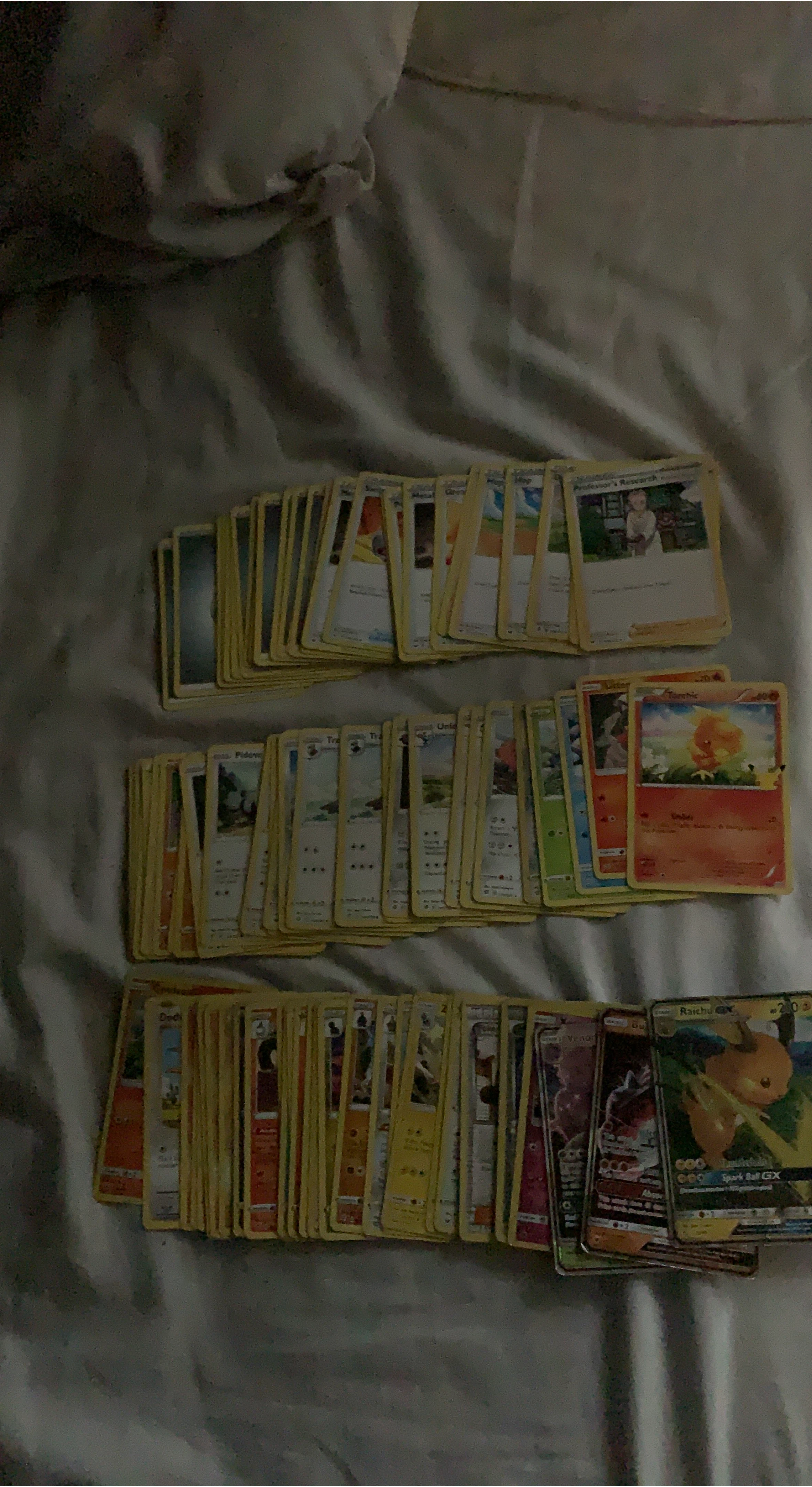 Mixed Lot of Pokémon Trading Cards thumbnail