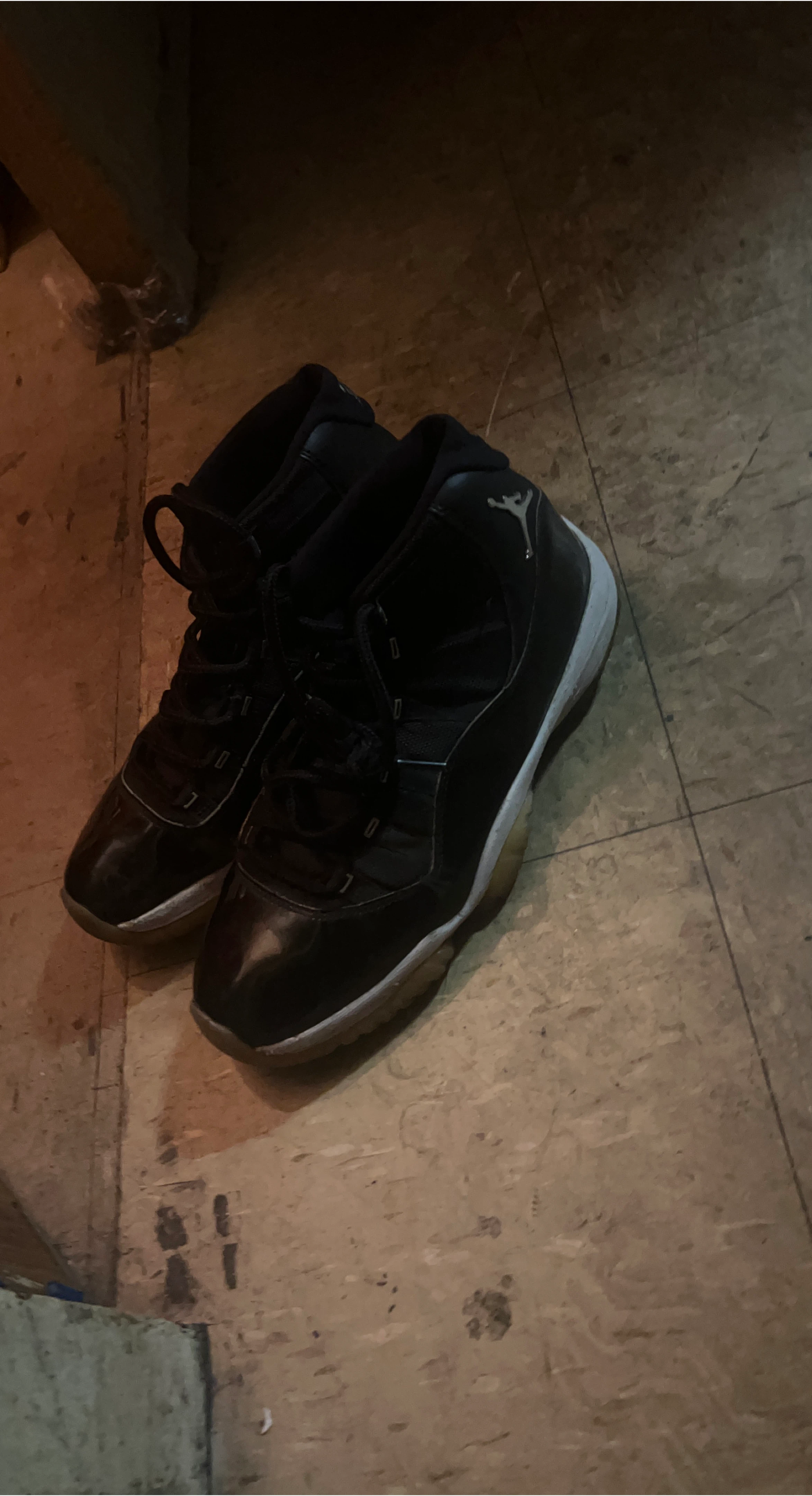 Air Jordan 11 Retro Black/White thumbnail