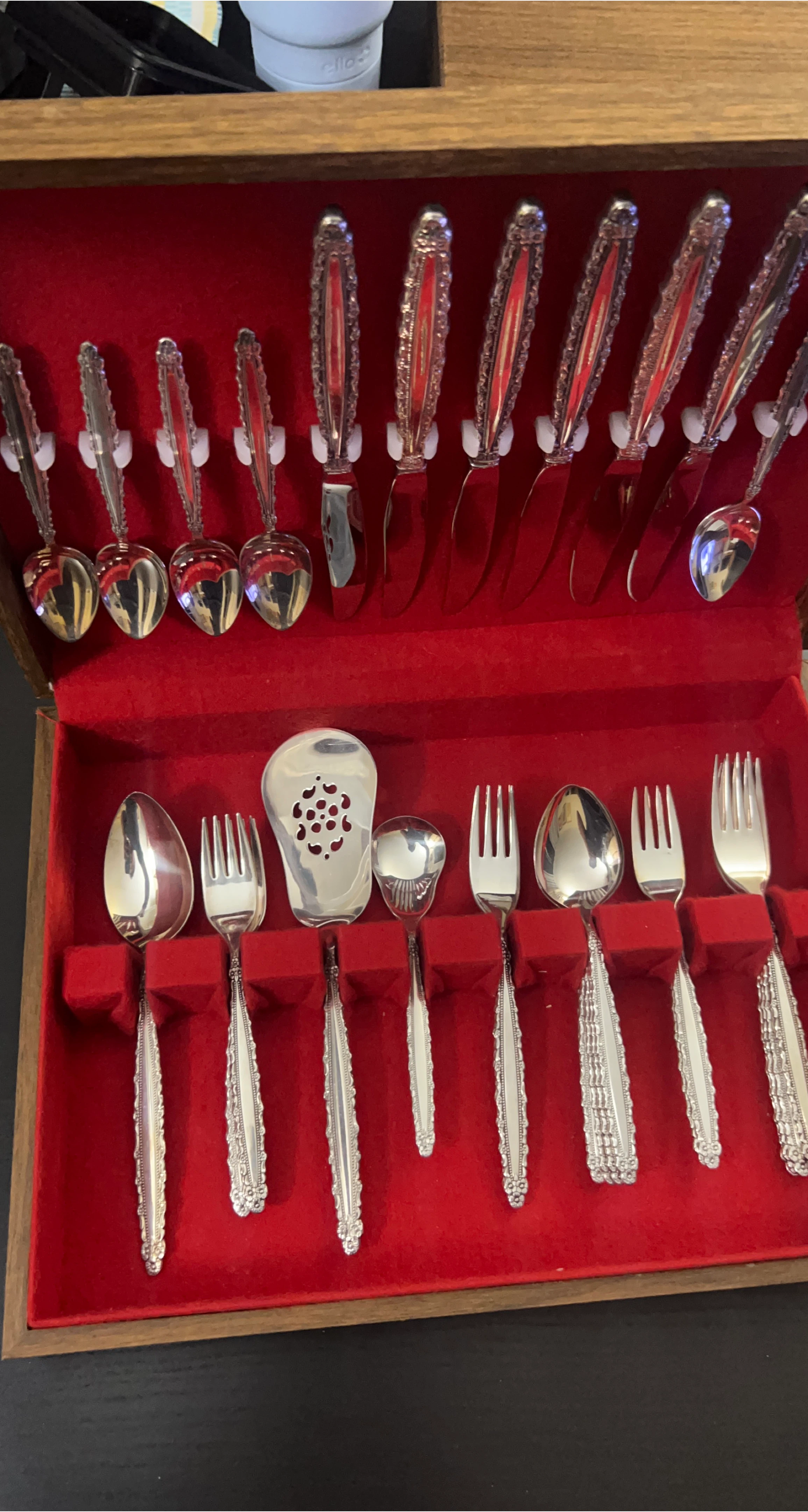 Used Oneida Belle Argenterie Set with Case