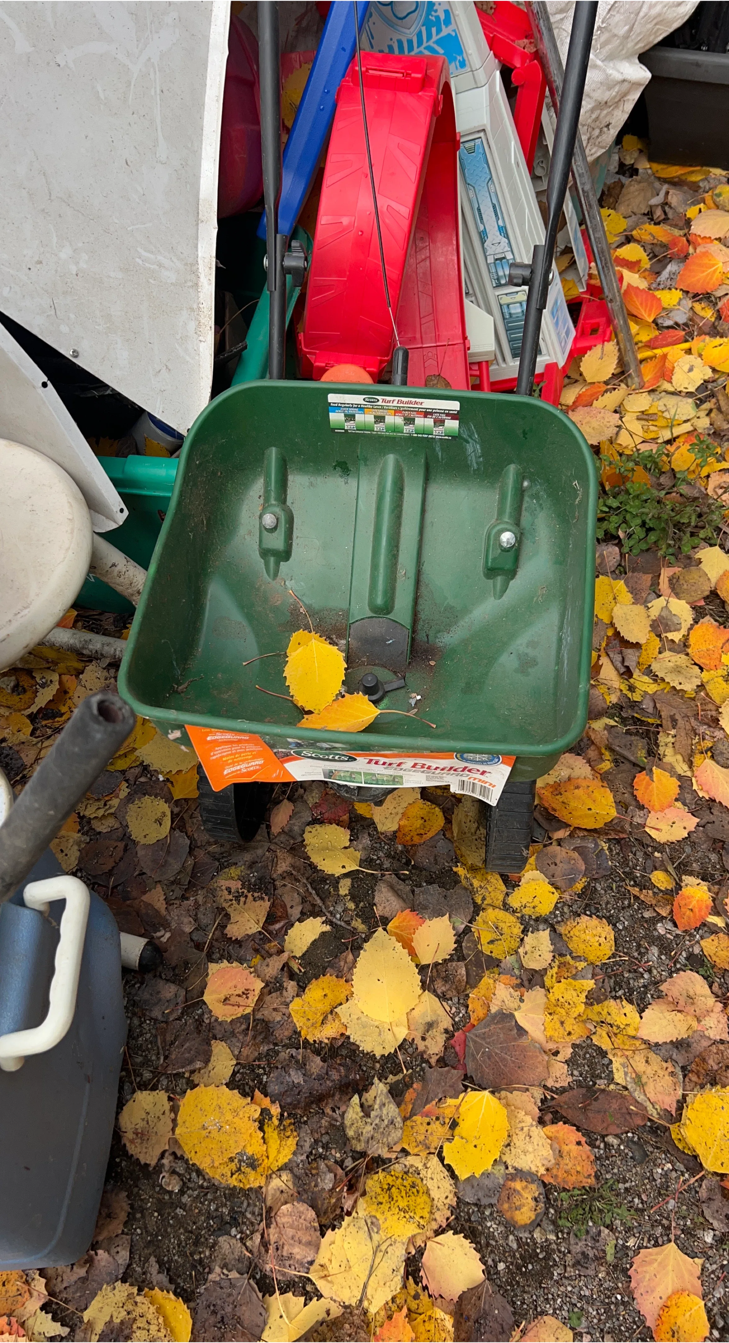 Scotts Turf Builder EdgeGuard Broadcast Spreader