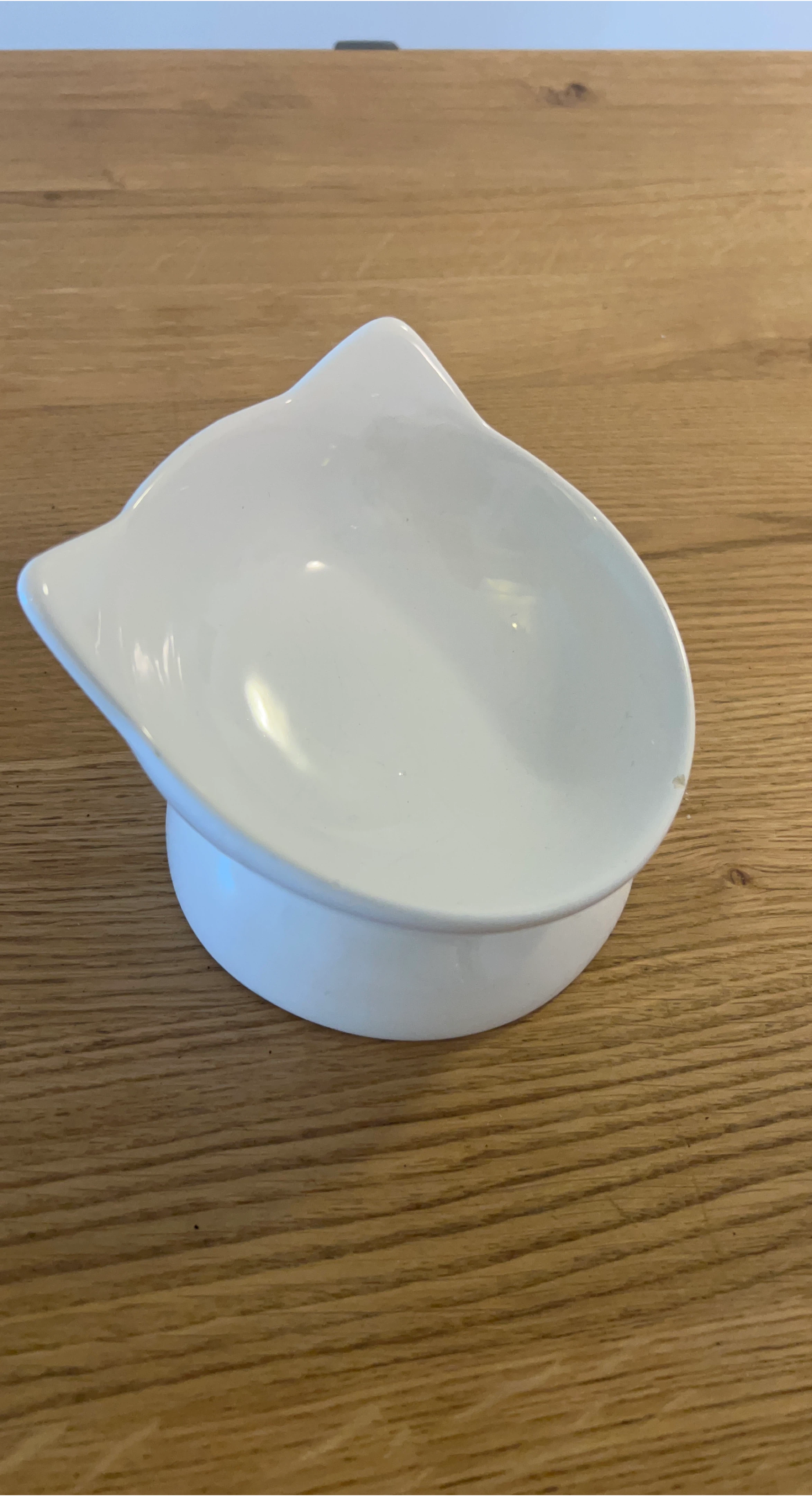 White Ceramic Angled Cat Bowl image indicator(2)