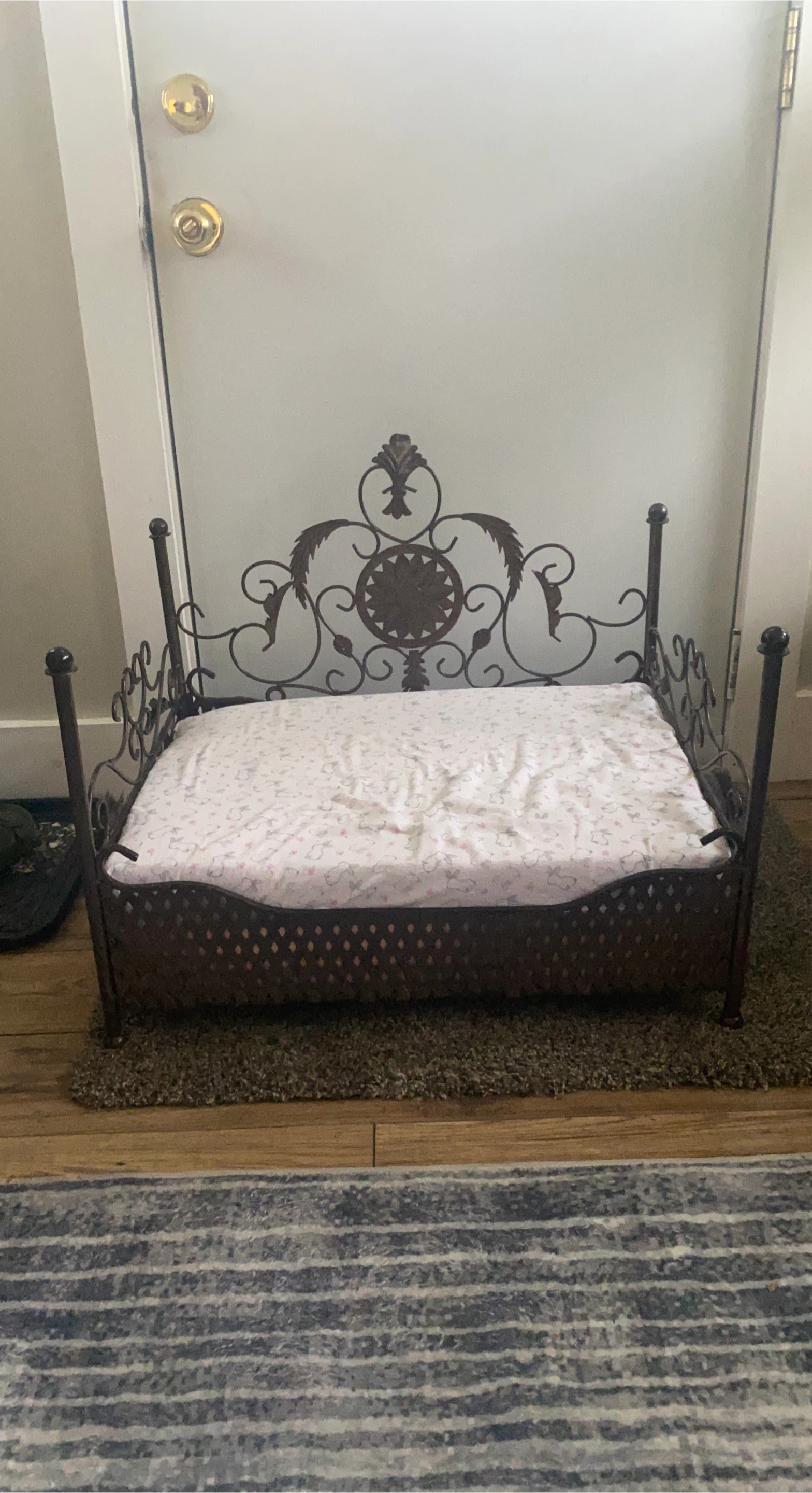 Wrought Iron Dog Bed image indicator(1)