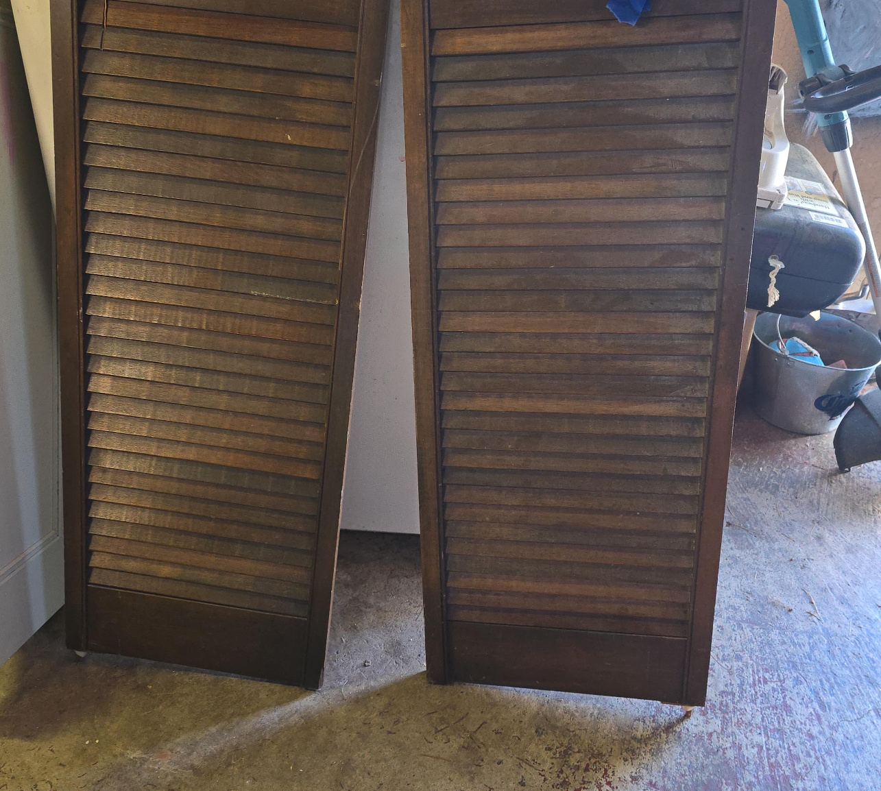 Wooden Louvered Bi-Fold Doors image indicator(1)