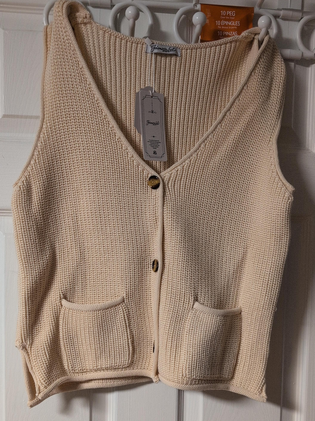 Jiomojufol Knit Vest - New with Tags thumbnail