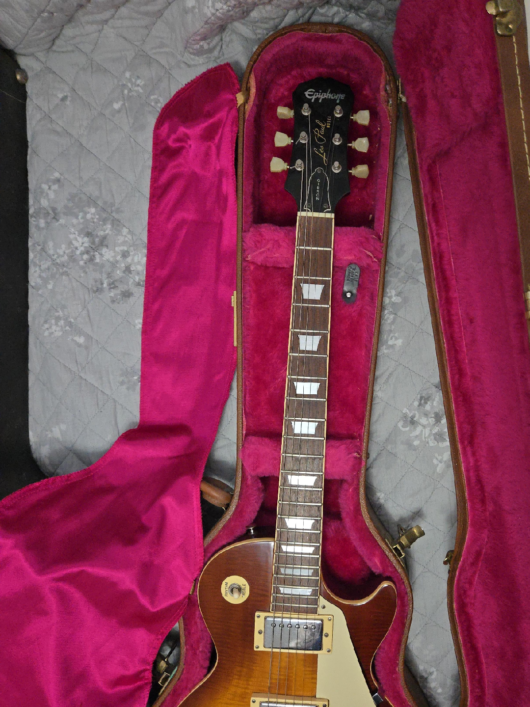 Epiphone Les Paul Guitar with Gibson Case thumbnail