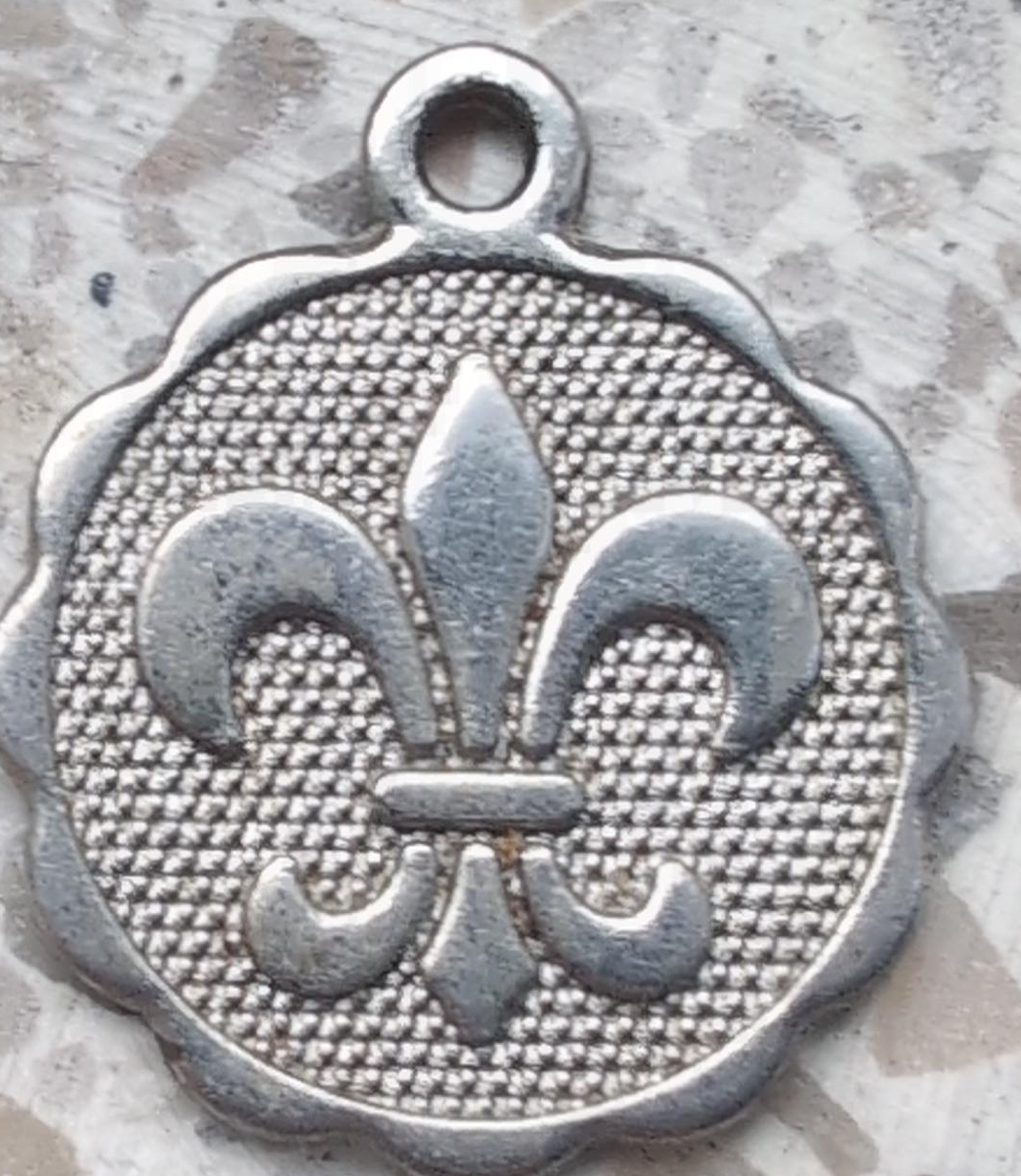 Fleur-de-lis Pendant image indicator(1)
