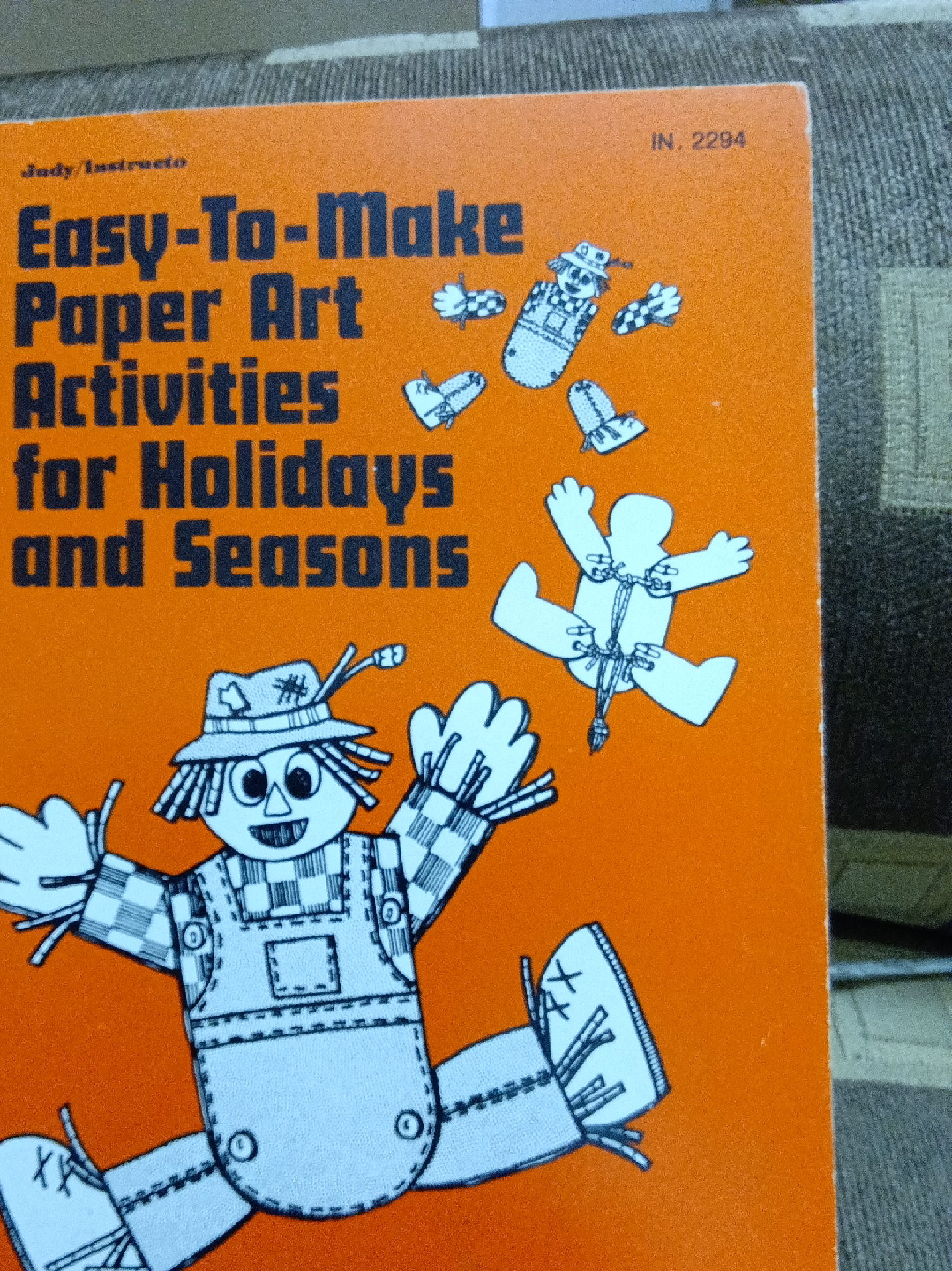 Easy-To-Make Paper Art Activities Book thumbnail