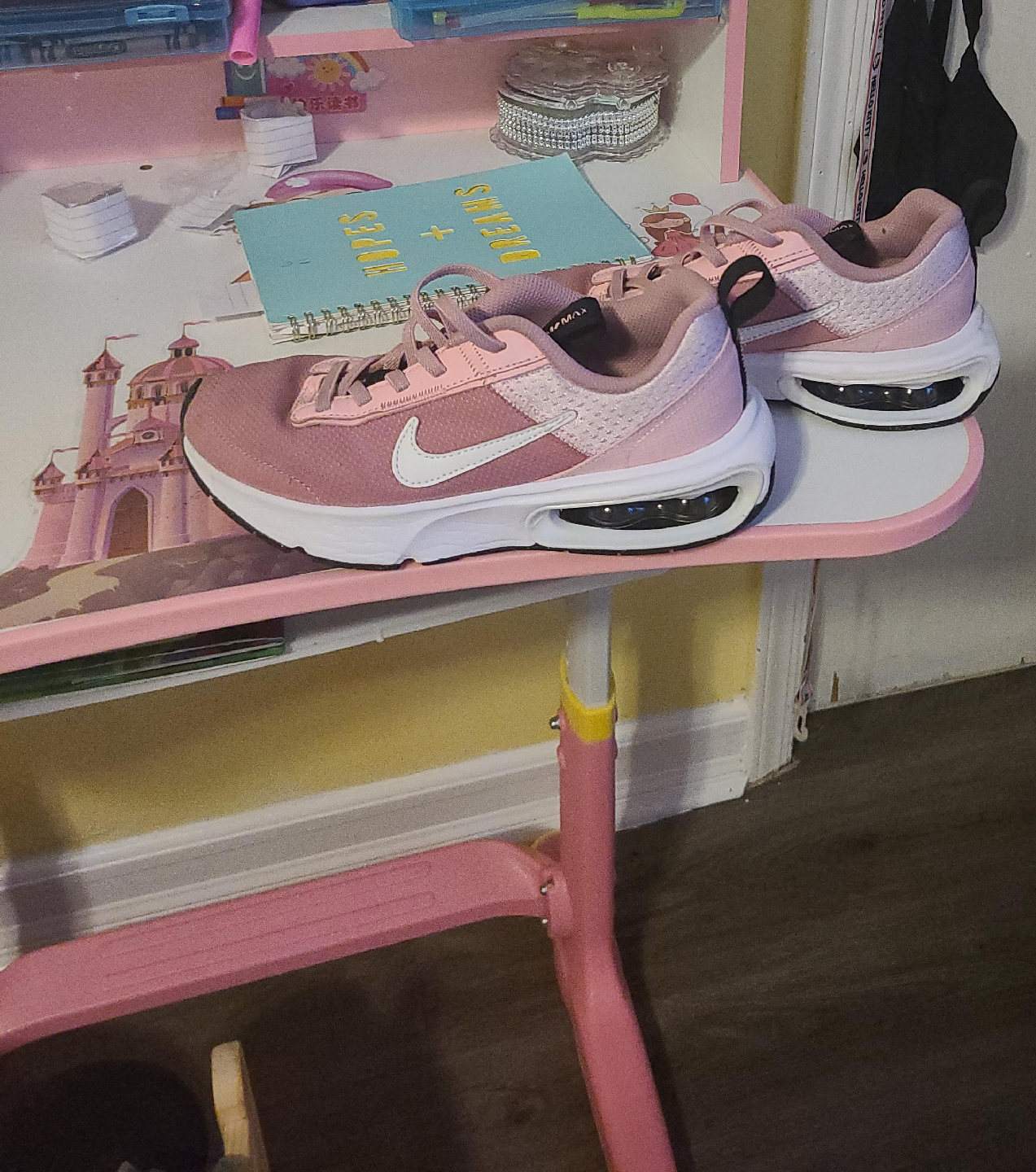 Nike Air Max Pink Sneakers thumbnail