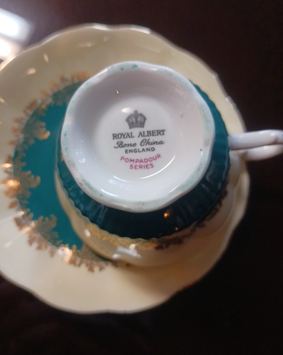 Royal Albert Pompadour Series Teacup & Saucer thumbnail