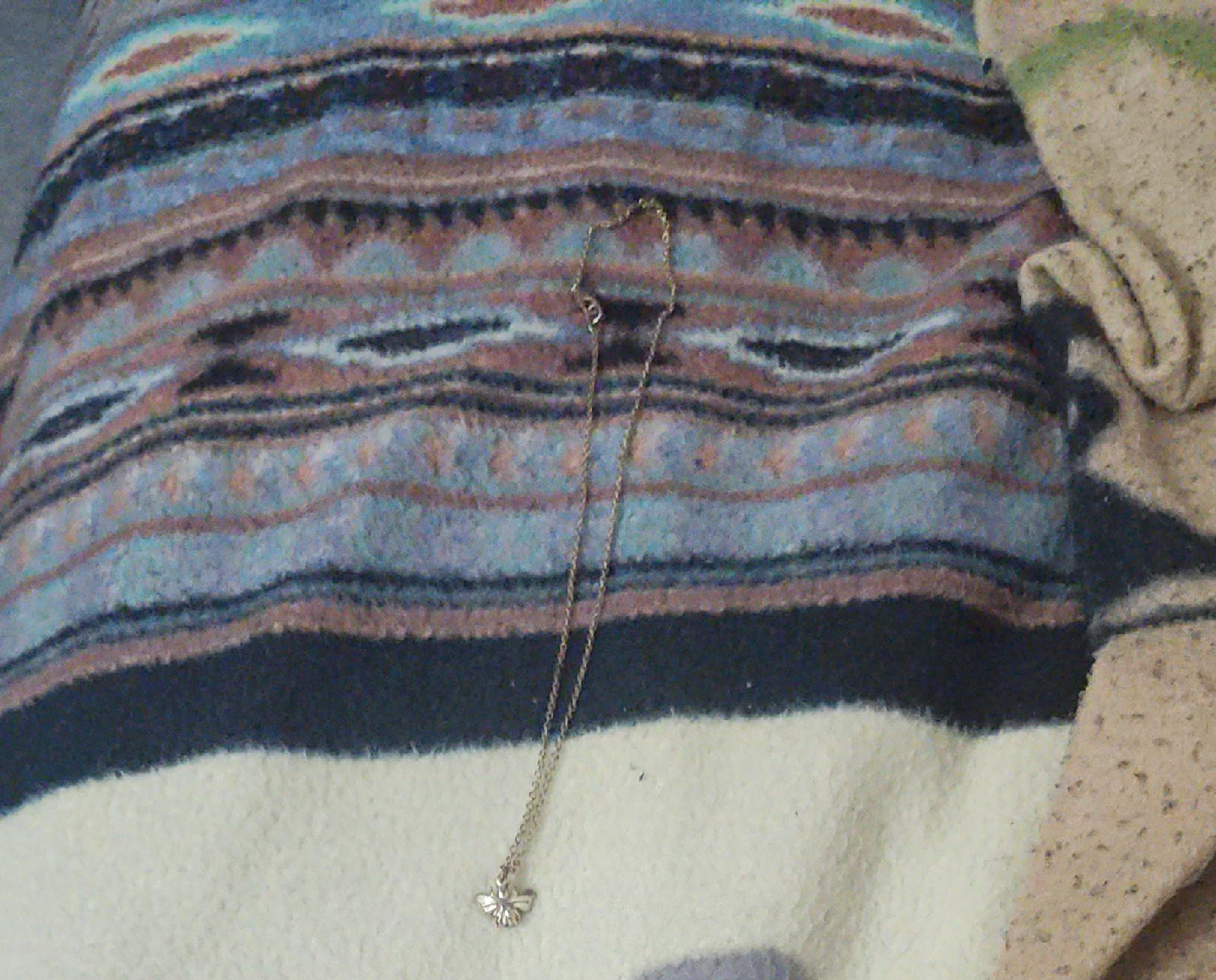 Bee pendant necklace image indicator(1)