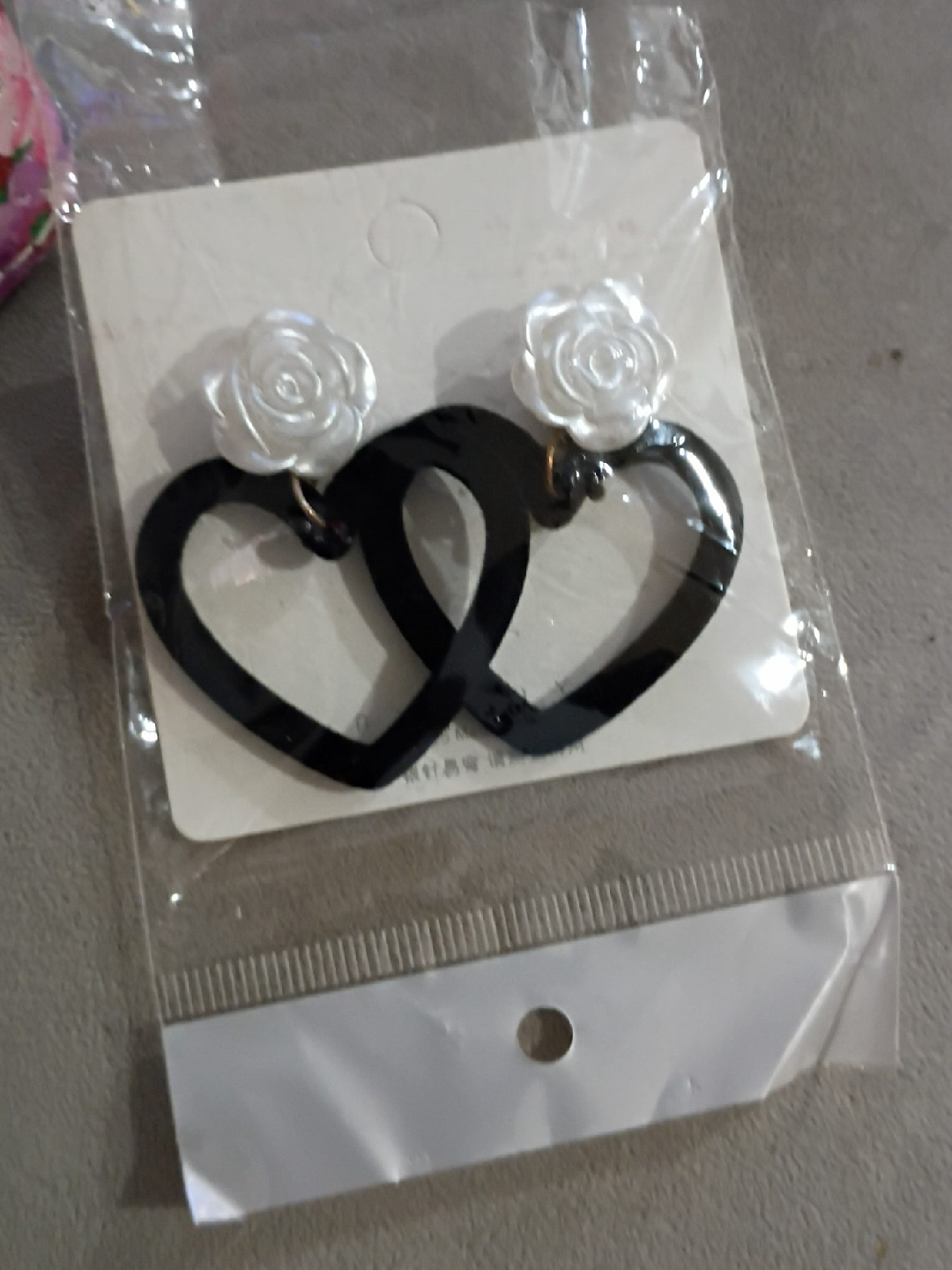 Black Heart & White Rose Earrings image indicator(1)