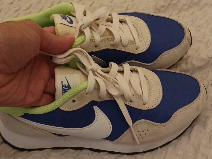 kids boy Nike Blue & White Sneakers size  4Y thumbnail