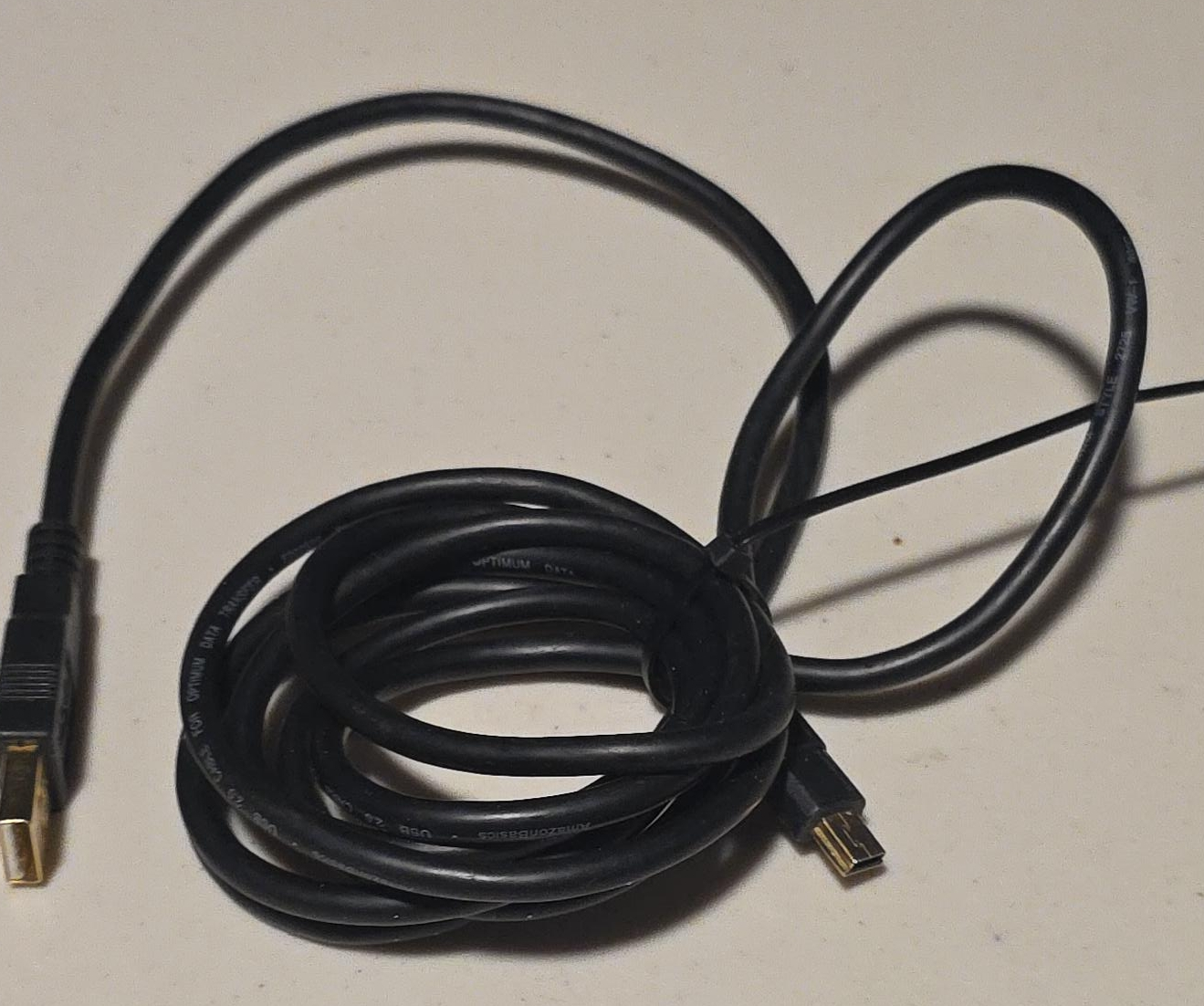 AmazonBasics USB 2.0 Cable - A to Mini-B image indicator(1)