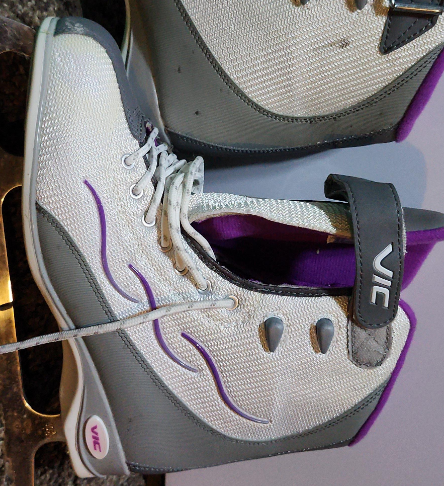 VIC Ice Skates - US Size 9 thumbnail