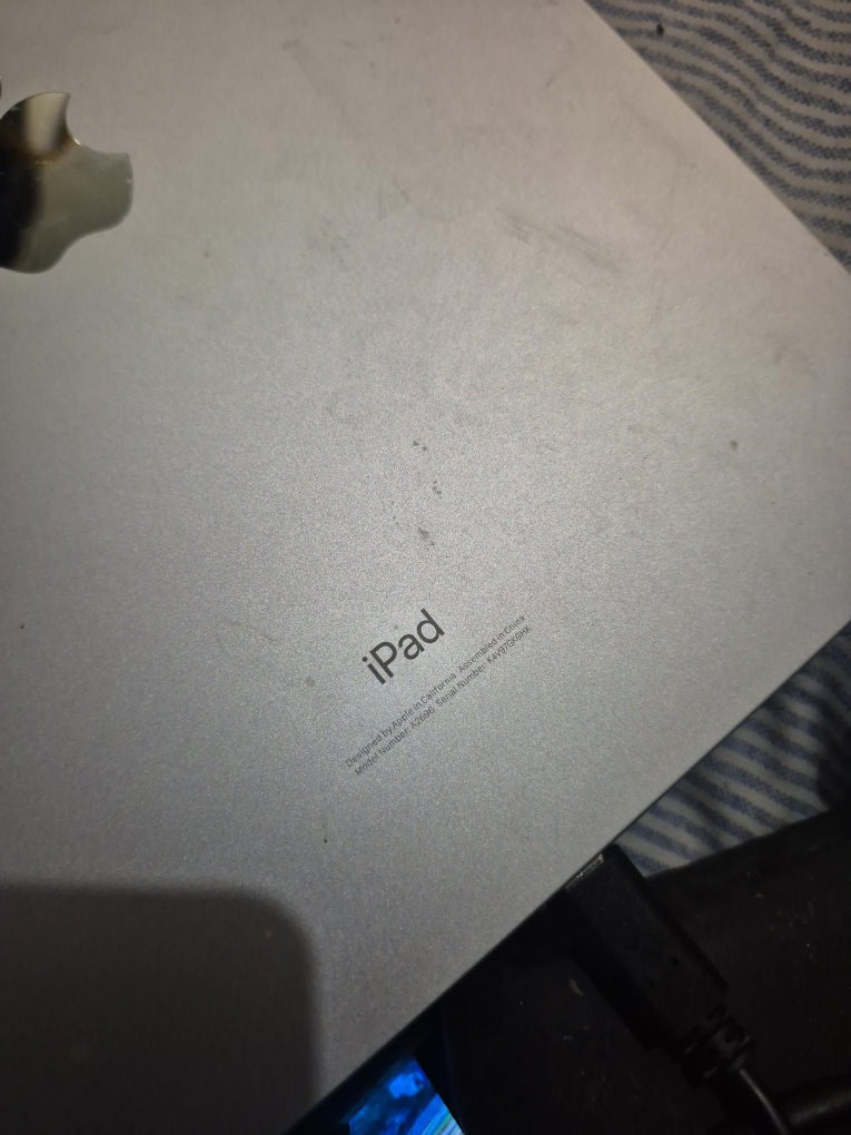 Apple iPad A2696 thumbnail