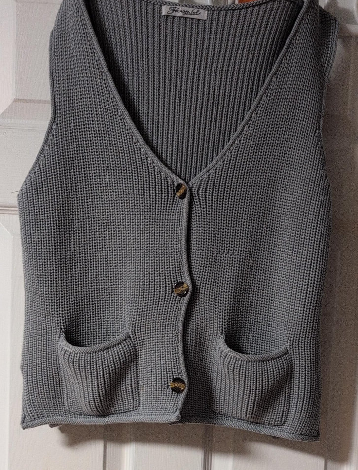 Fionntal Grey Knit Vest thumbnail