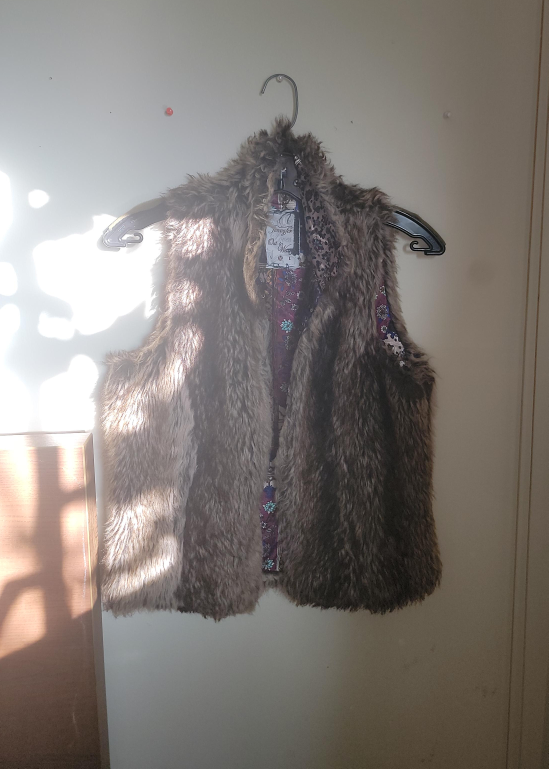 Angie Faux Fur Vest - Size L image indicator(1)
