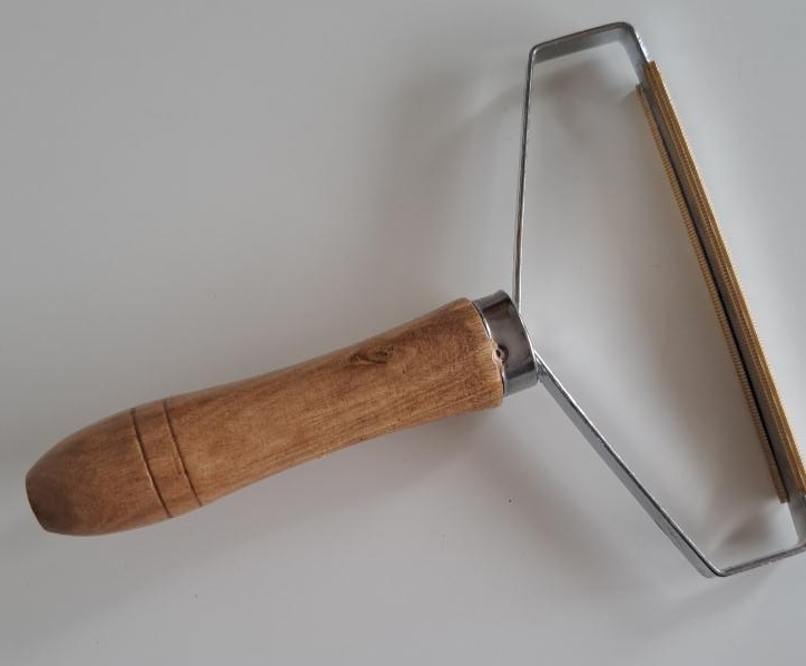 🥕 Lint Remover with Wooden Handle