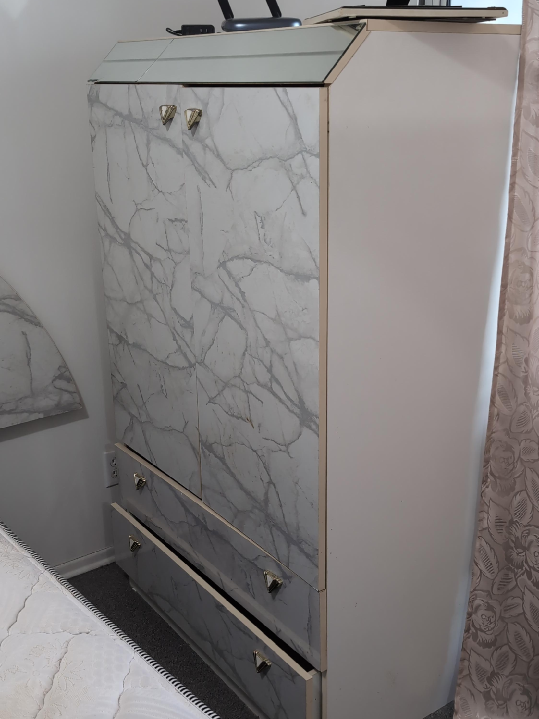 Marble-Look Wardrobe thumbnail