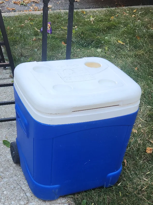 Igloo Ice Cube Roller Cooler - Blue and White