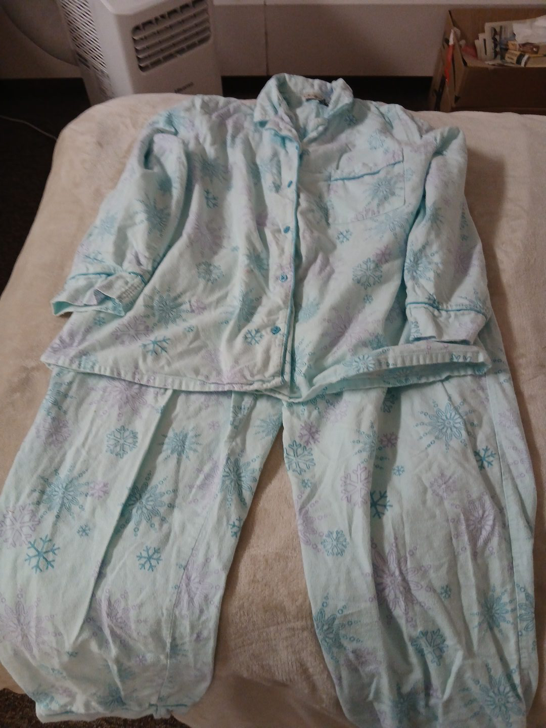 Women's Jessica Pajama Set - Snowflake Pattern