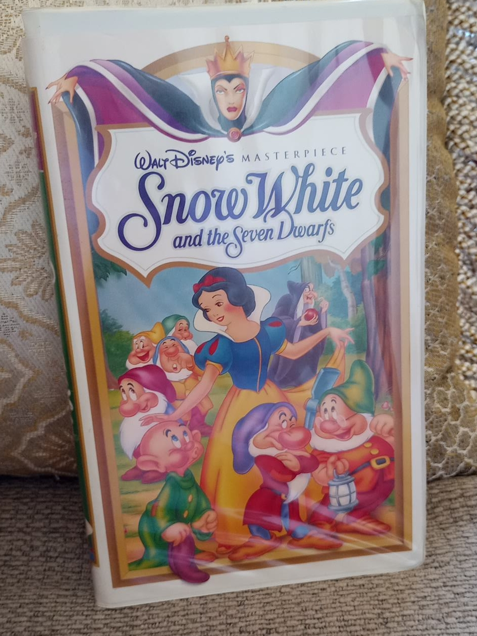Walt Disney's Snow White and the Seven Dwarfs VHS thumbnail