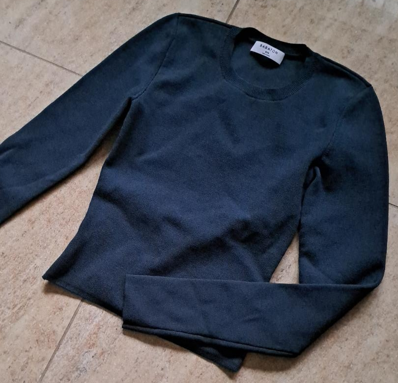 Aritzia Babaton Contour Crew Neck Top - Size S thumbnail