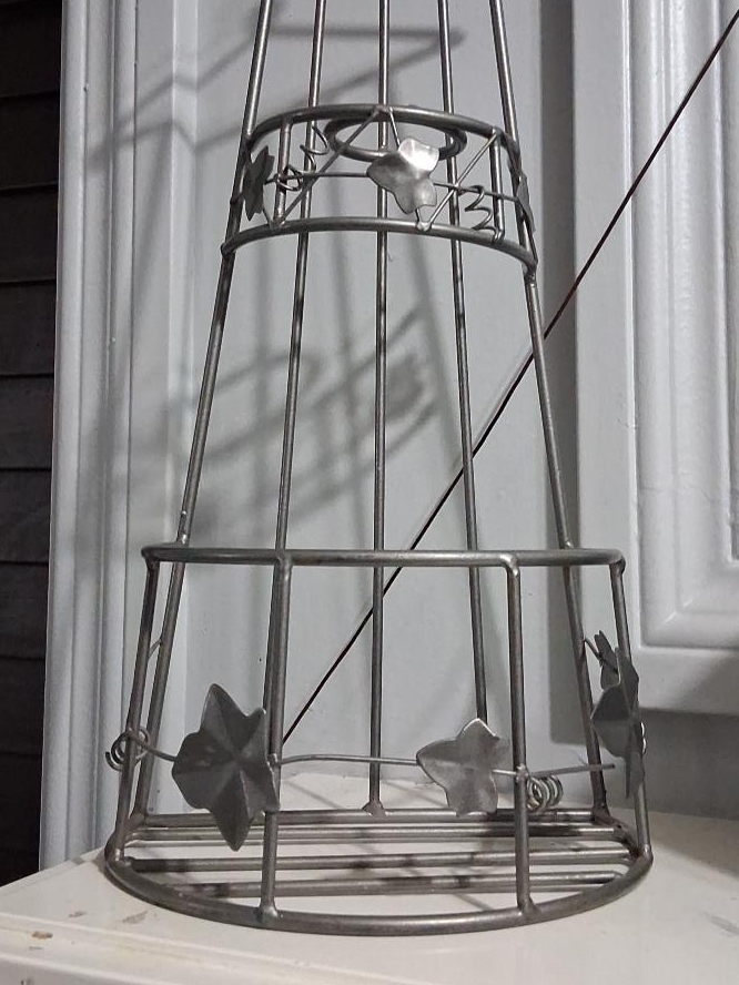 Metal Plant Stand with Leaf Design