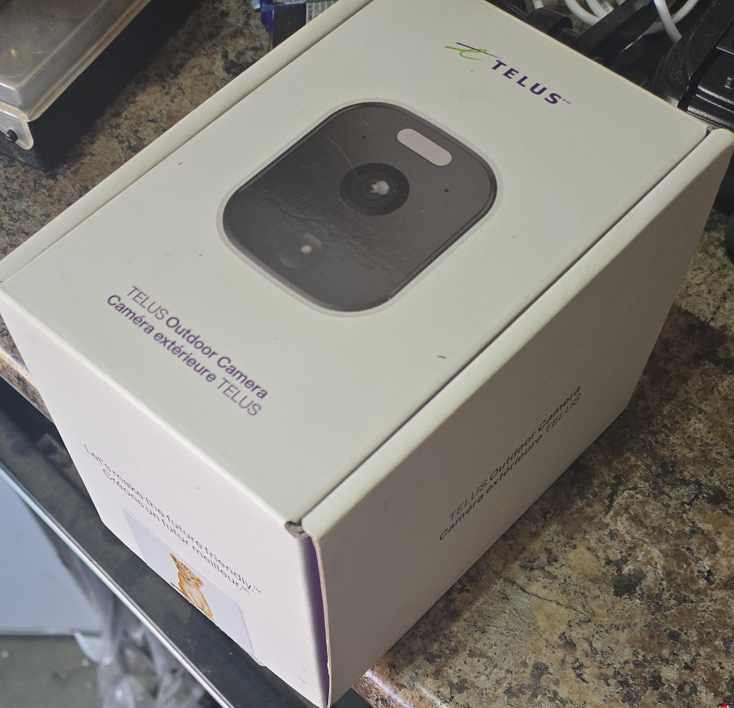 TELUS Outdoor Camera - New in Box! thumbnail