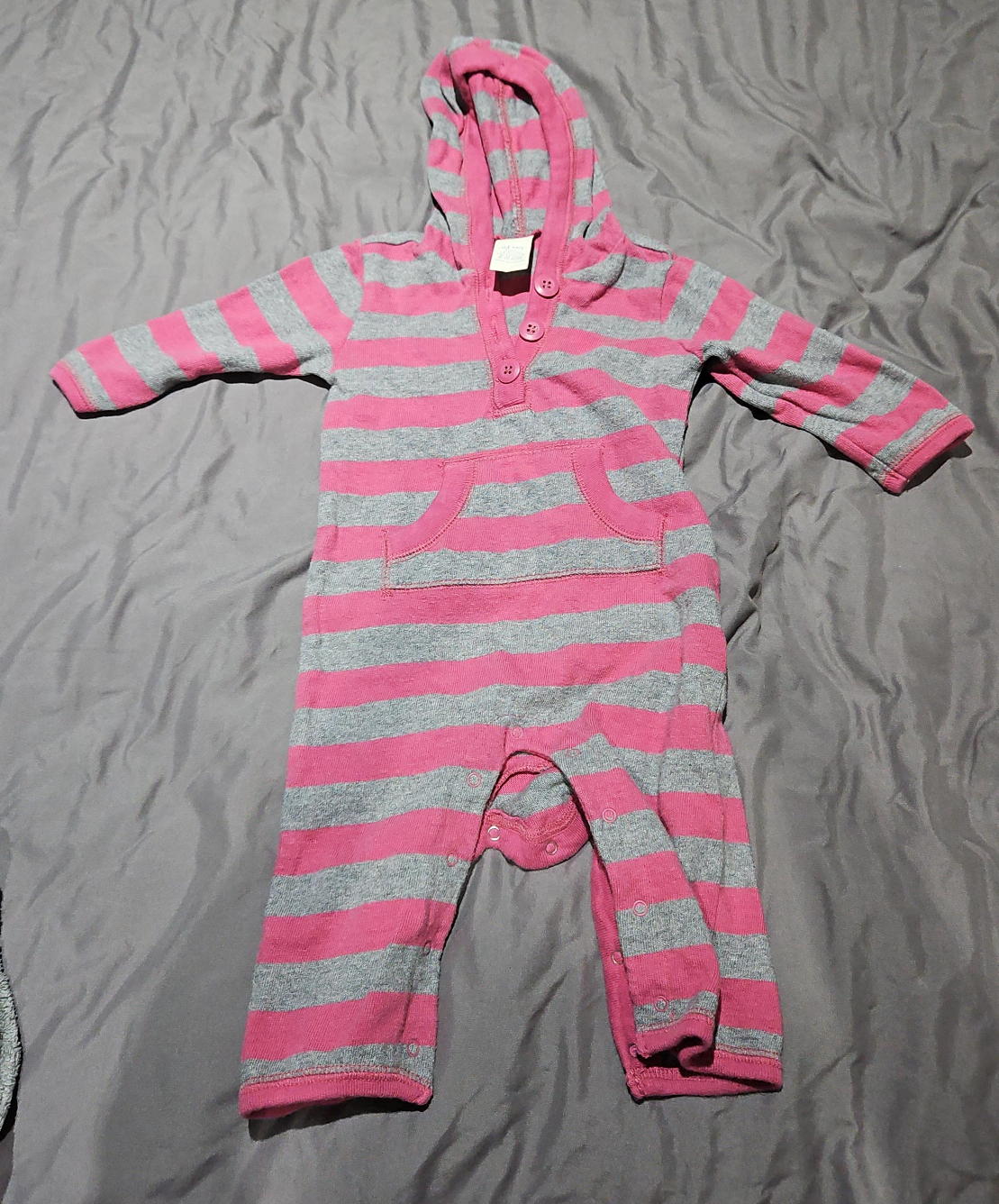 🥕 Old Navy Onesie 6-12 Months thumbnail