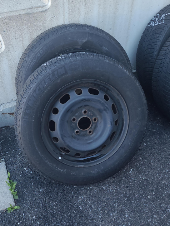 Michelin 225/60R16 Tire Set image indicator(2)