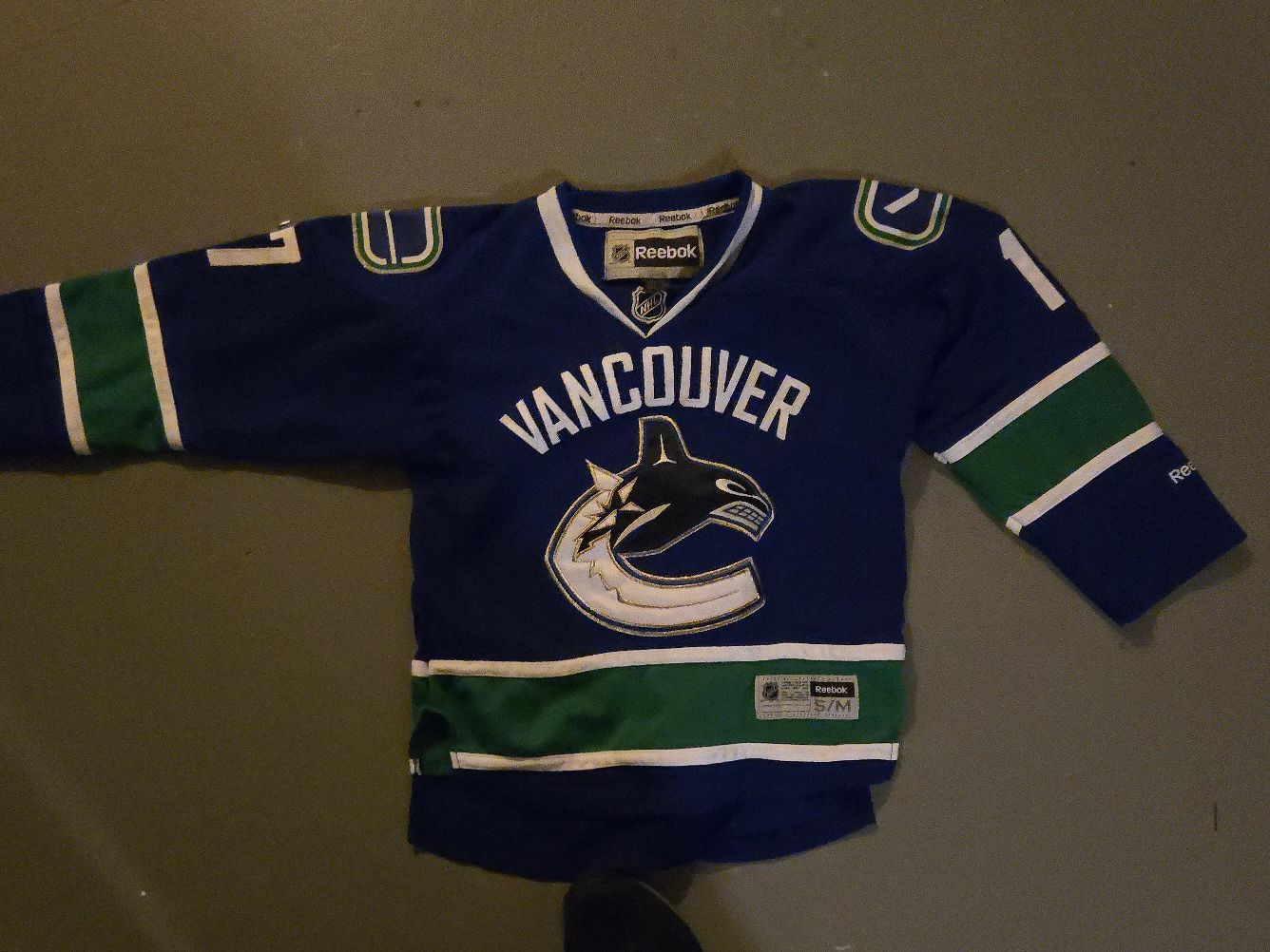 Vancouver Canucks Reebok Jersey - youth Size S/M thumbnail