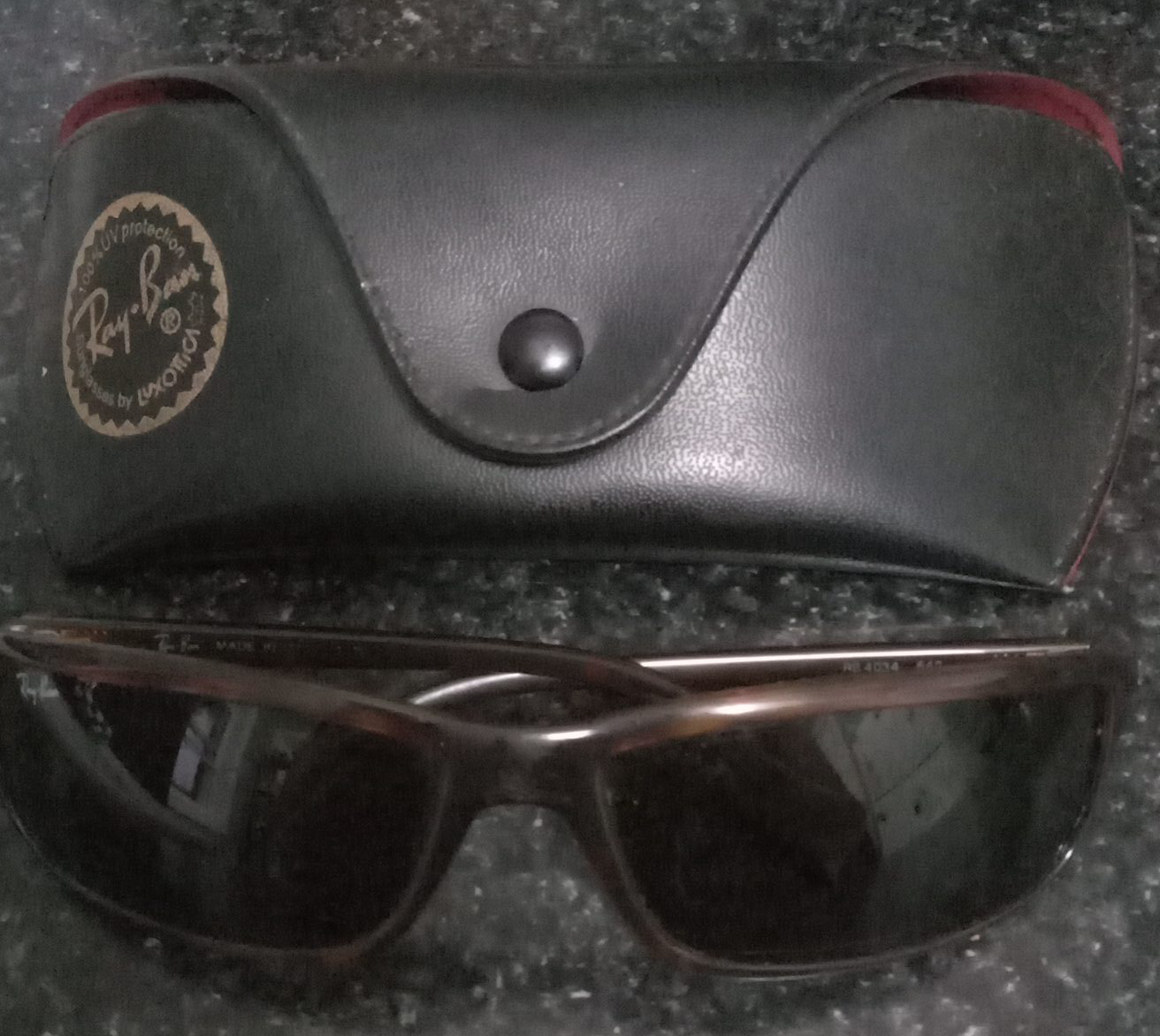 Ray-Ban Sunglasses with Case image indicator(2)