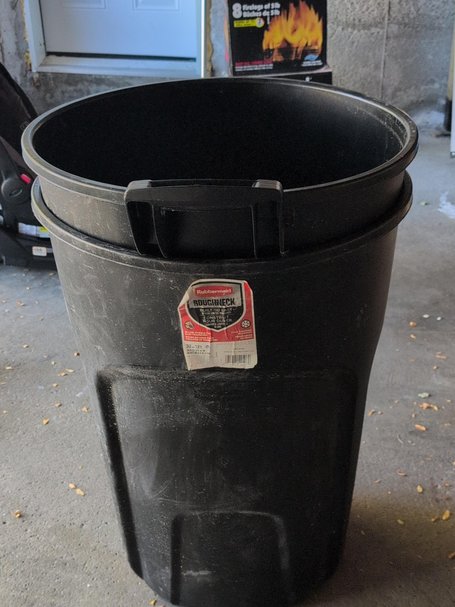 Rubbermaid Roughneck 32-Gallon Trash Can thumbnail
