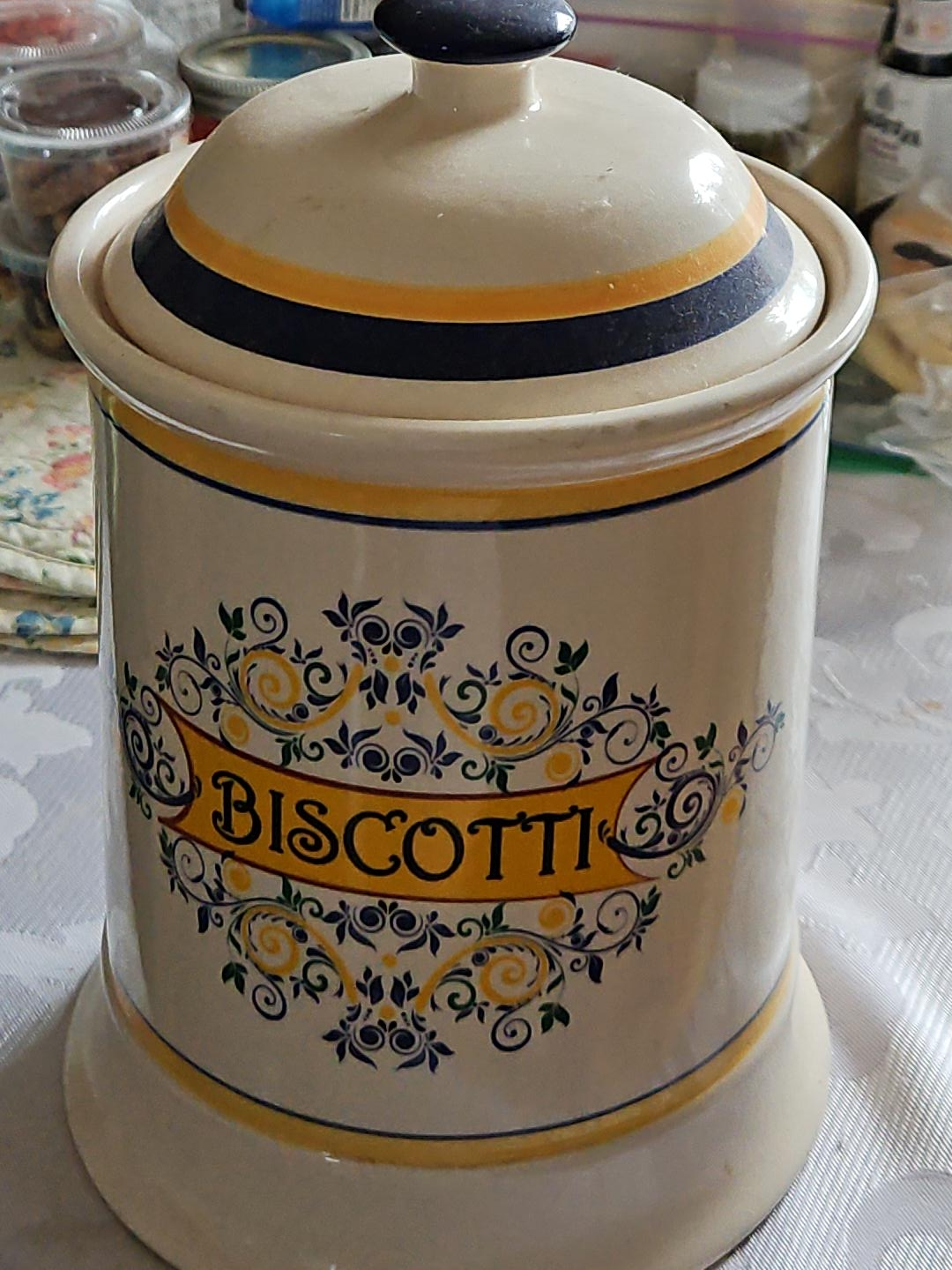 Biscotti Ceramic Jar with Lid image indicator(1)
